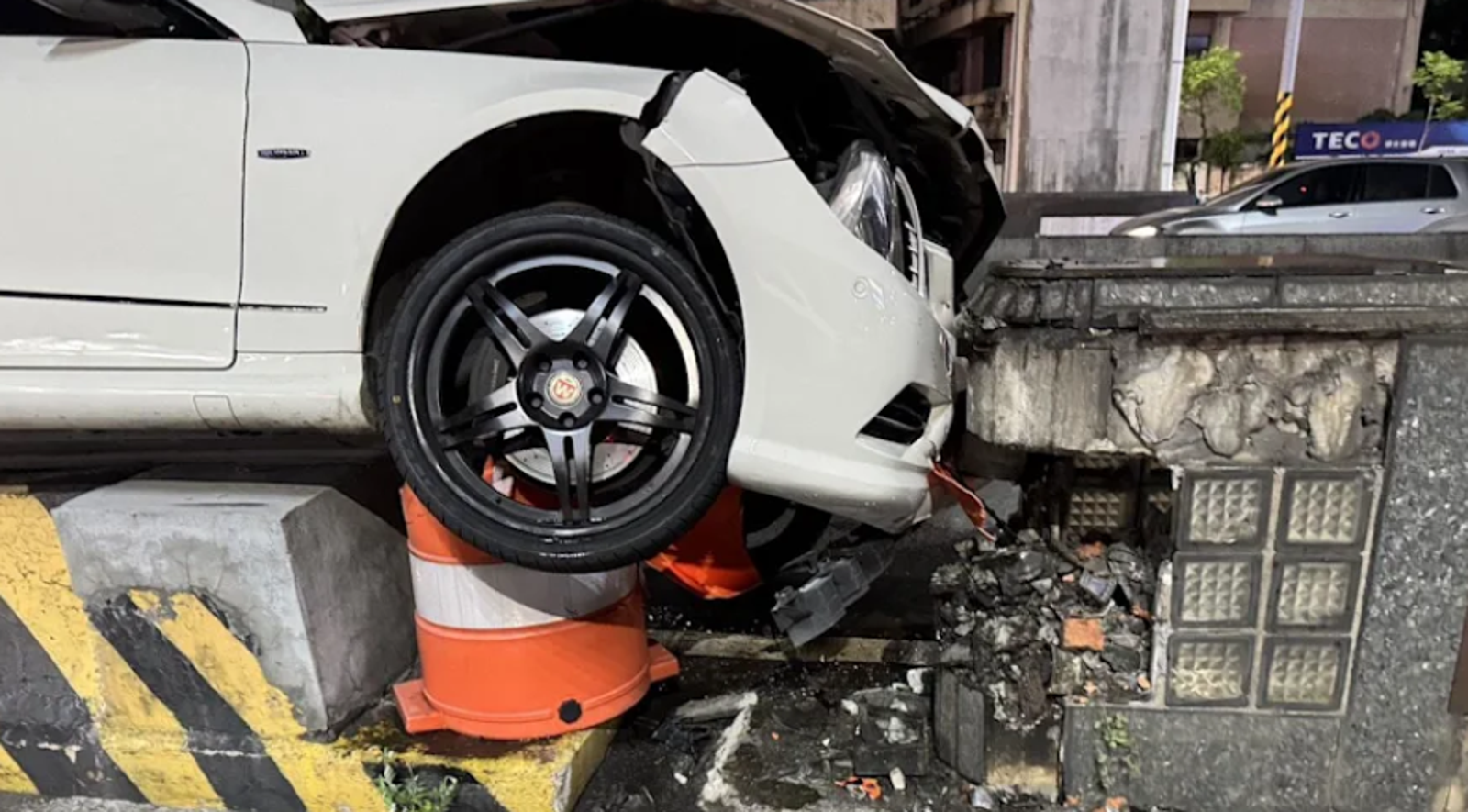 賓士女駕駛恍神猛撞新北大漢橋 車頭毀損變形慘樣曝