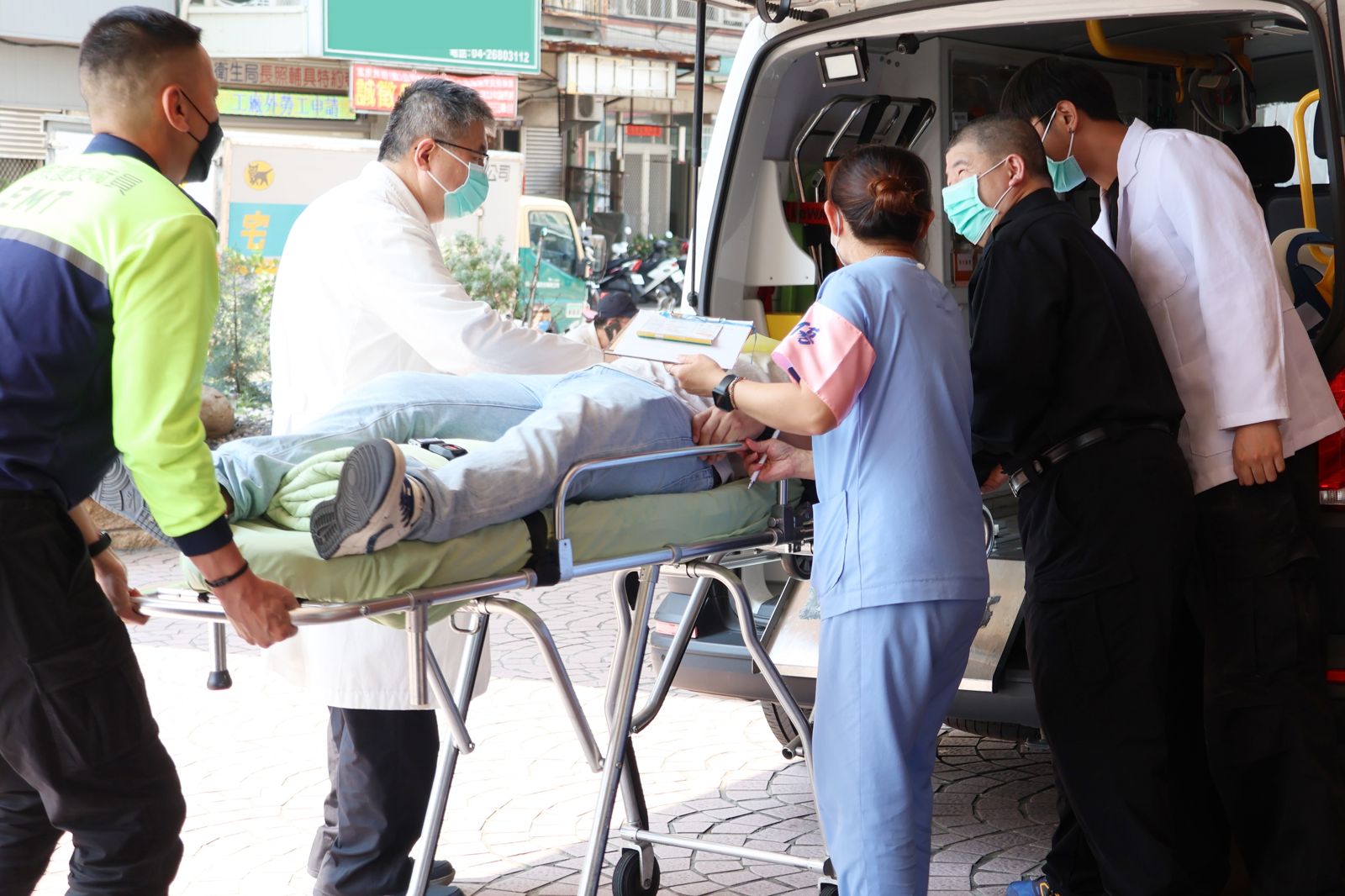 「香燈腳」中了A流還想走！　白沙屯媽徒步進香首日12人送急診…醫憂群聚增感染風險