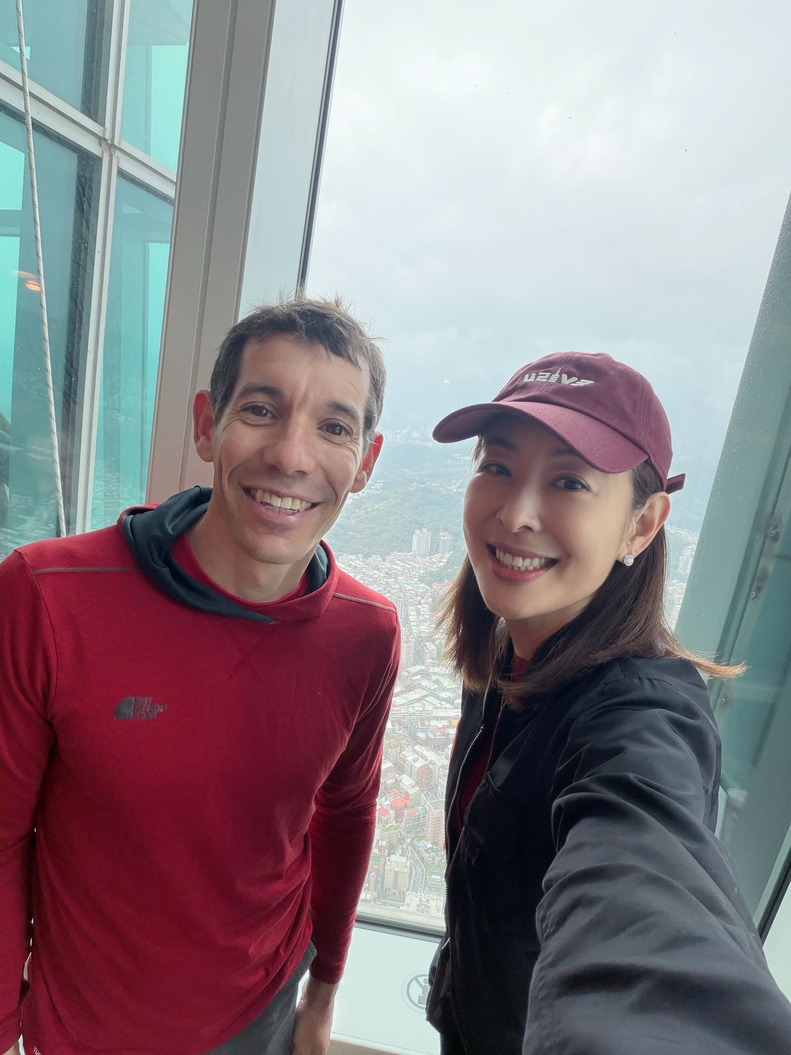 艾力克斯霍諾德與台北101董事長賈永婕合影。翻攝賈永婕的跑跳人生臉書