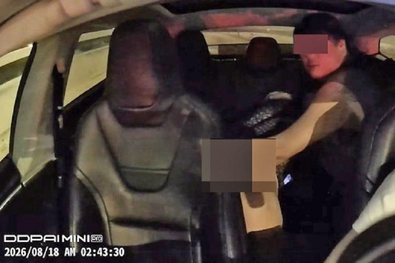 男當UBER司機是淡定老衲 公然猥褻女伴看鏡頭!網驚:疑是撿屍
