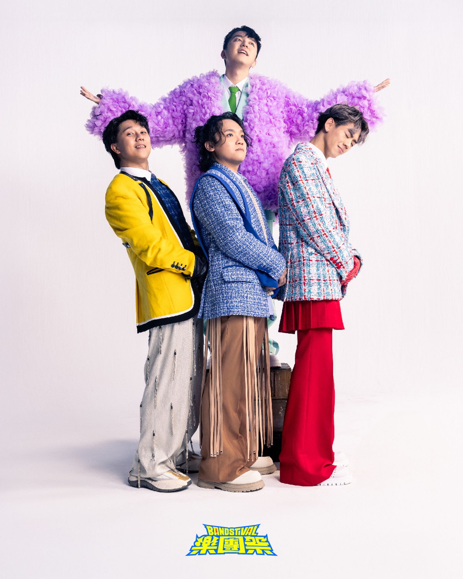 「浪漫里」進行造型改造，主唱魏裕銘（後）、吉他手沈裕紘（前左）、鼓手陳羿瑋（前中）、貝斯手歐易（前右）以新形象示人。康泰納仕提供