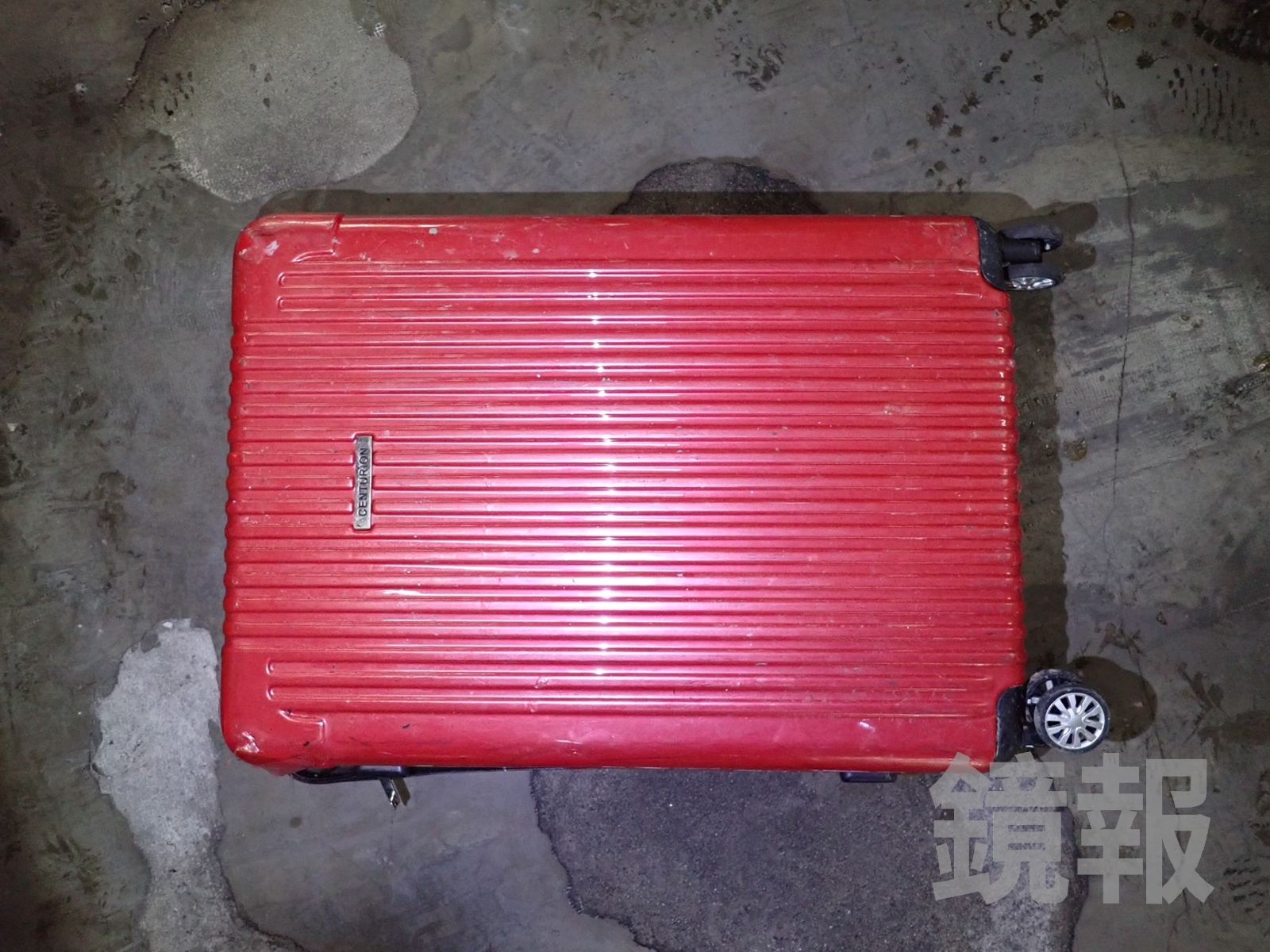 陳男將父親遺體放入紅色行李箱後再棄屍。圖／翻攝畫面