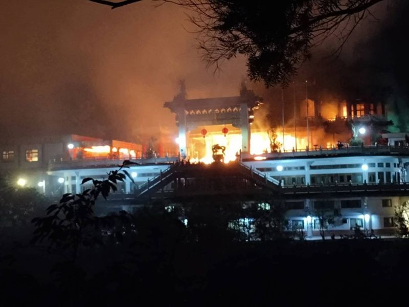 搶救畫面曝！台北指南宮深夜大火「凌霄寶殿陷入火海」　警消動員85人灌救