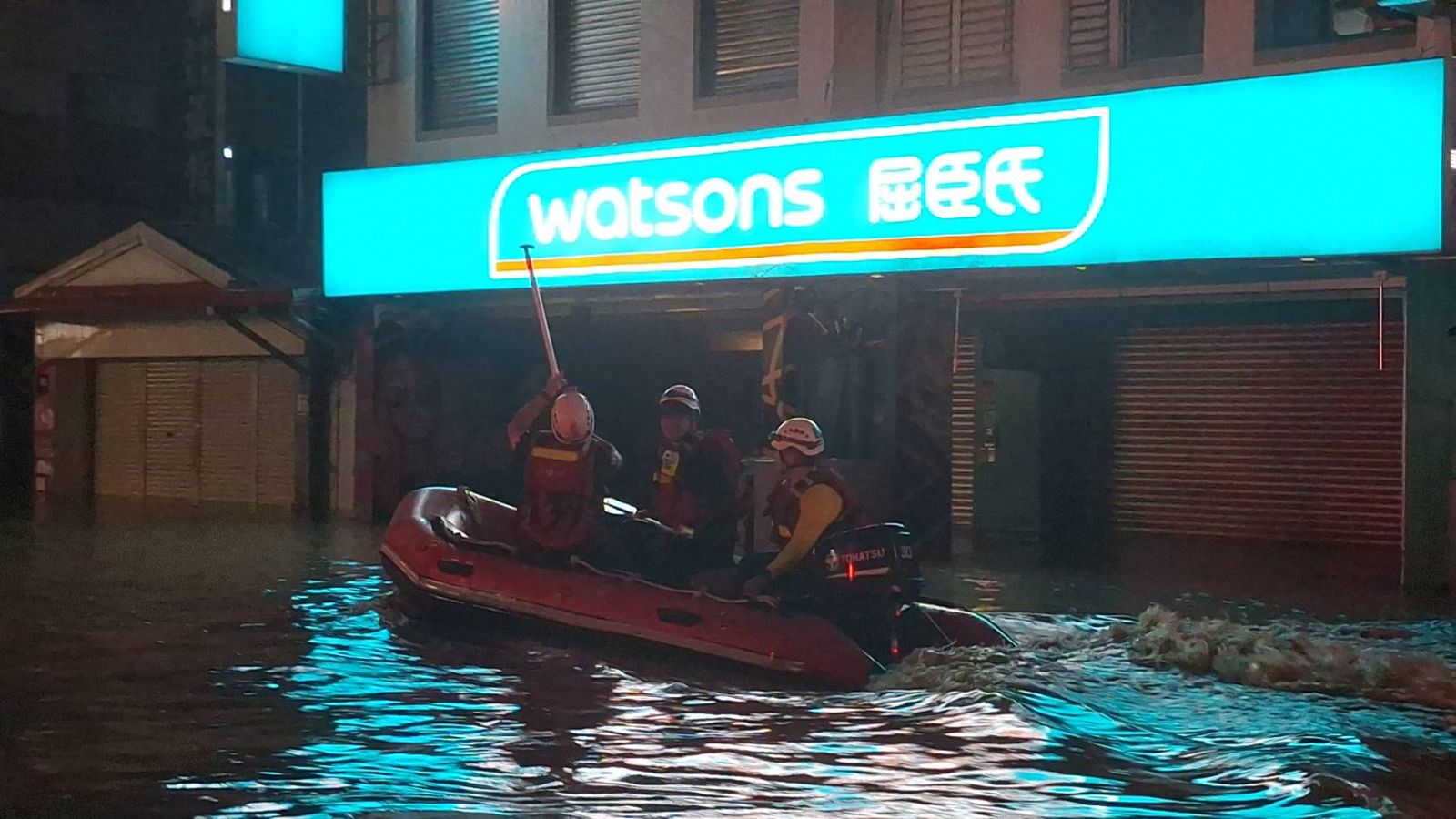 就像15年前的梅姬！蘇澳暴雨成災「1樓全泡水」車已滅頂…居民倉皇逃難畫面曝