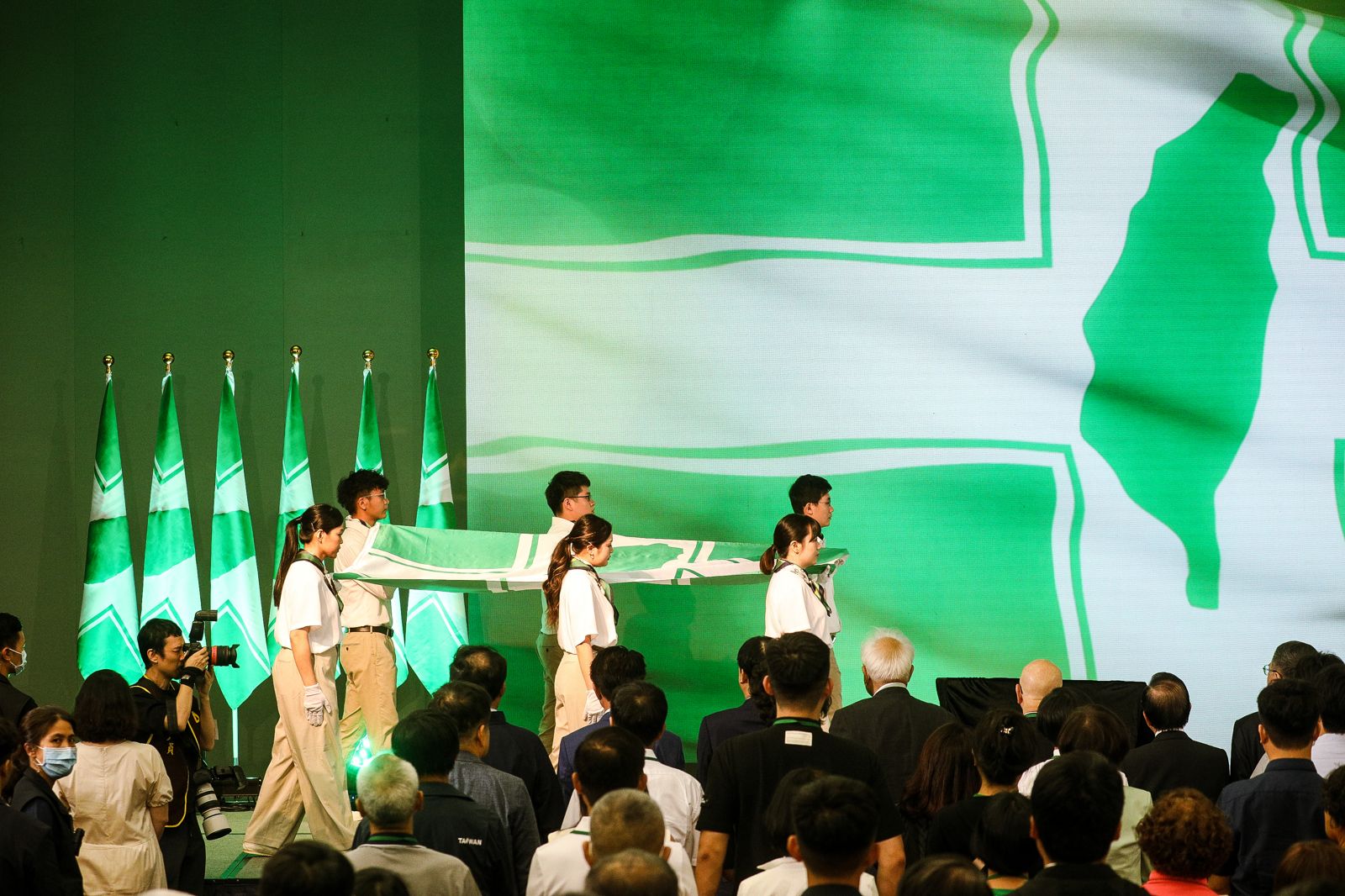 投書：失控的政論名嘴正在掏空民進黨的年輕選票