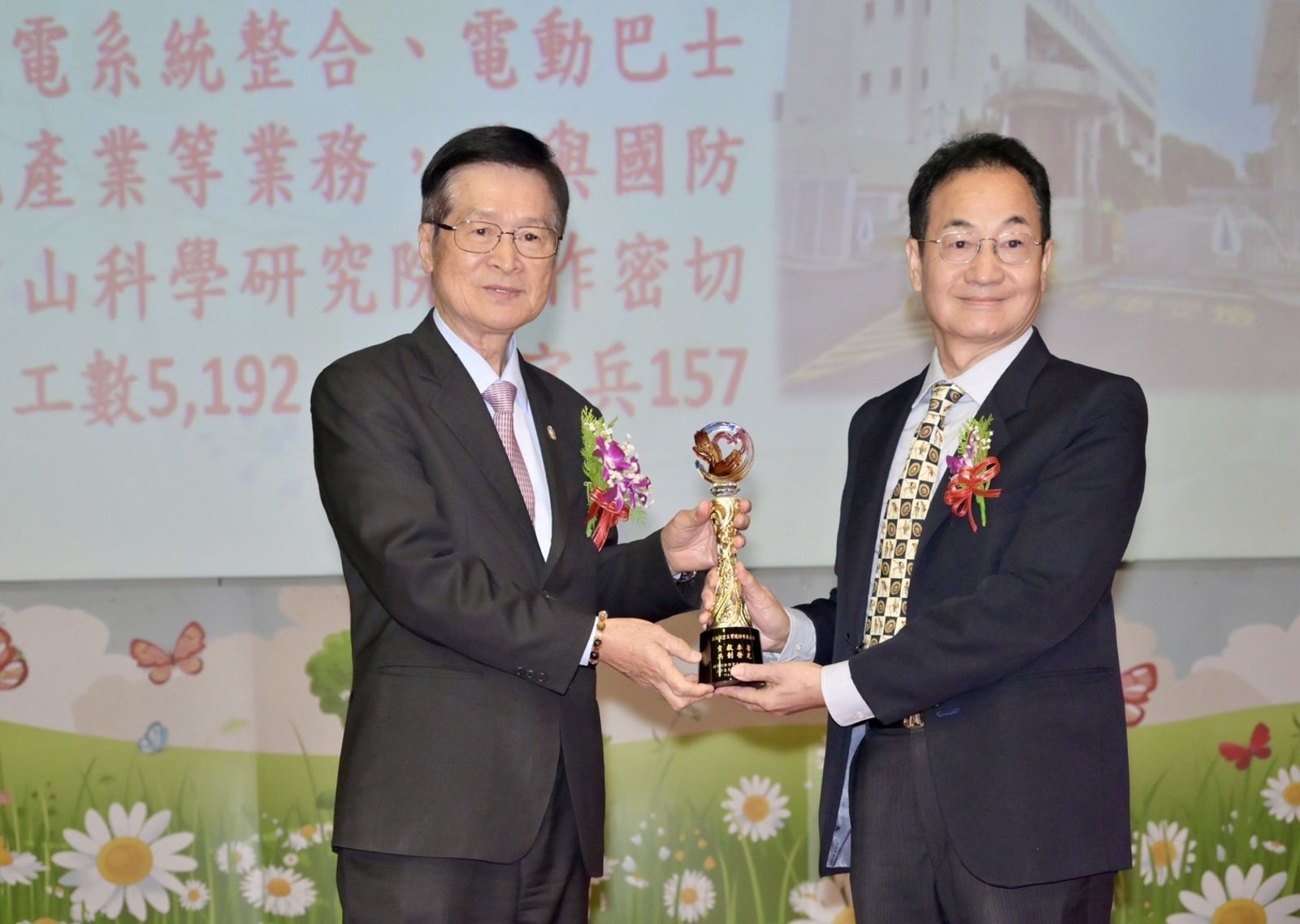 退輔會主委嚴德發（左）推動軍職專長與民間職能接軌，漢翔人資處長廖正時表示，網羅退役優秀軍士官能成為即戰力。圖／漢翔