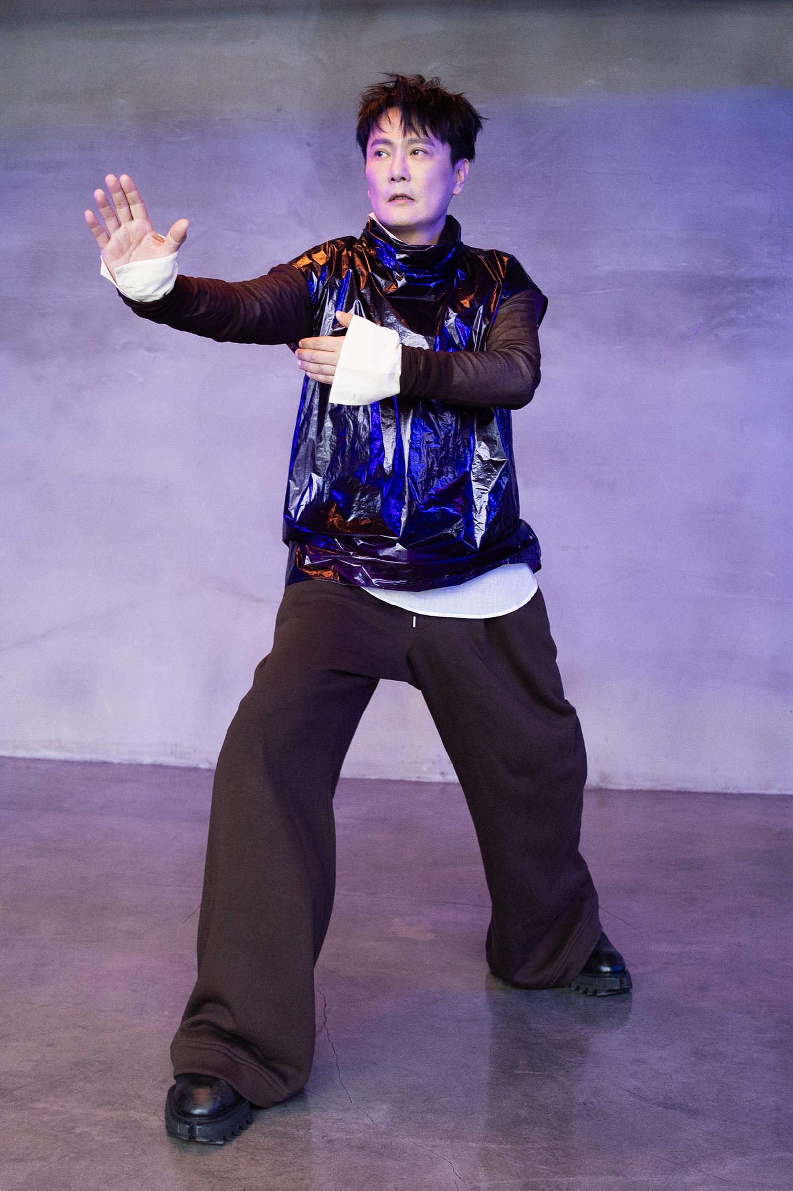 張信哲日前拍攝新歌〈屬於我們的故事〉MV。潮水音樂提供