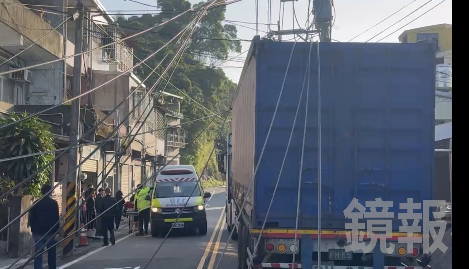 三峽曳引車「超高20cm」扯斷電線　近600戶無電可用