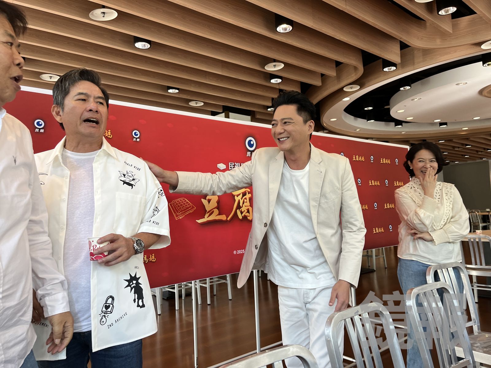 洪都拉斯（左）笑鬧甫入圍金馬影帝的藍葦華（右二）與金鐘戲劇節目女配角謝瓊煖（右一）。劉慧茹攝