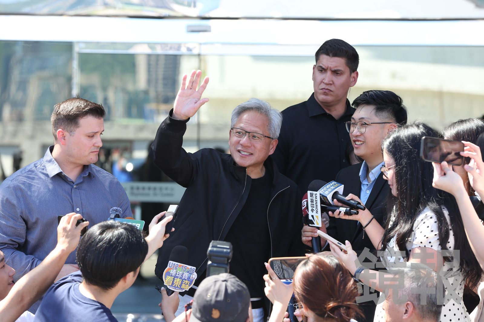 懂吃的黃仁勳,就像移動版米其林,讓民眾追著他的美食指南吃。