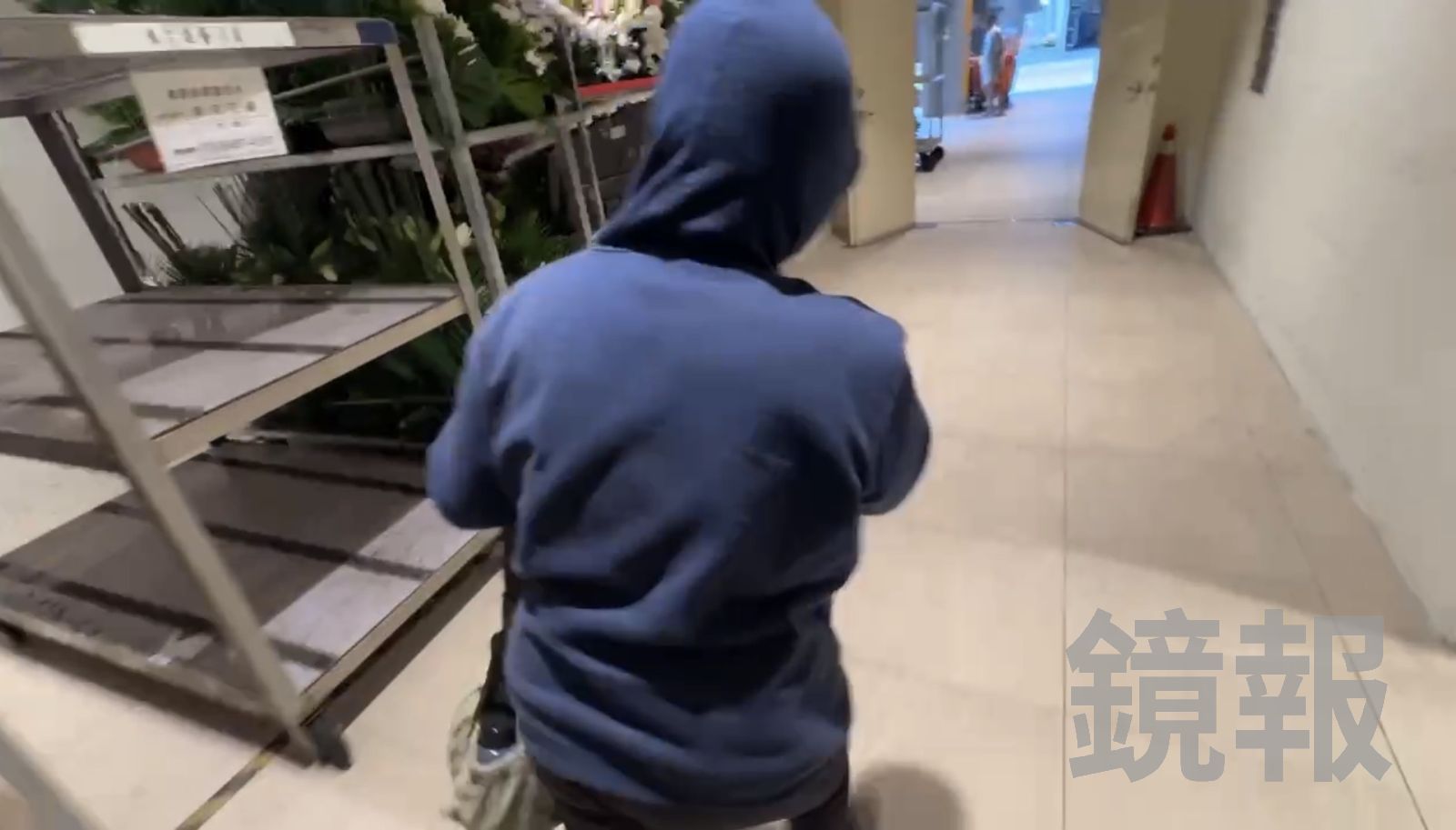 蘇母相驗完離開時，情緒非常激動快步離開。顏凱勗攝