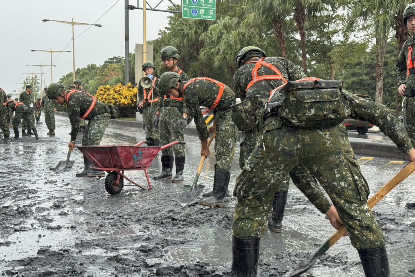 花蓮堰塞湖溢流滿地黑泥「1原因」國軍鐵鍬開挖！居民崩潰：全光復垃圾沖到家門前