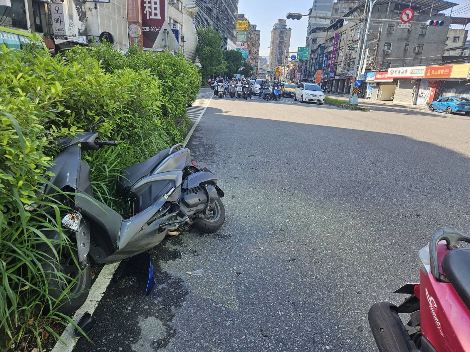 楊男機車被撞飛到路邊。圖/翻攝畫面