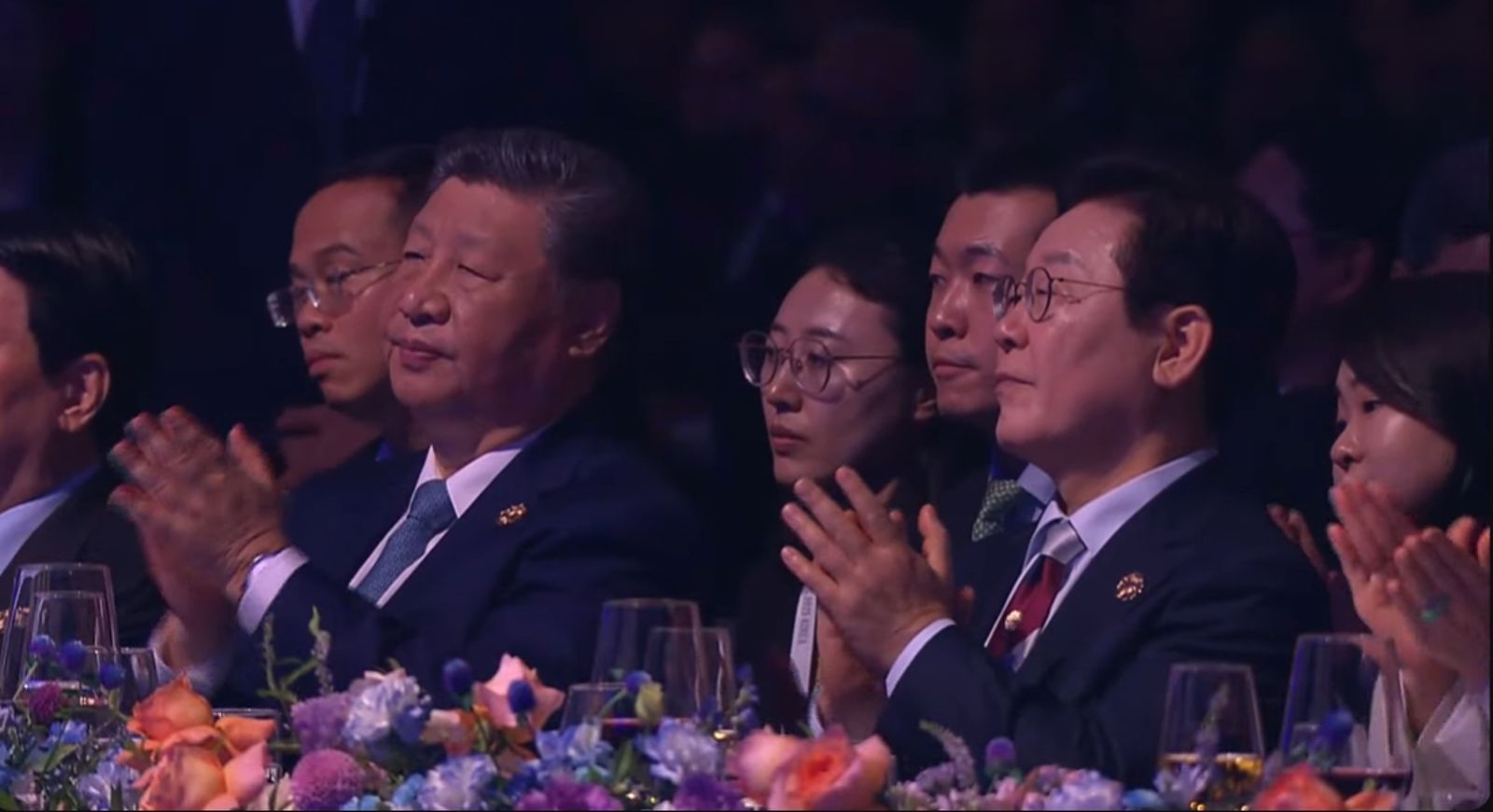 習近平、李在明等國家領袖都坐在台下看GD表演。翻攝YT@APEC2025KOREA