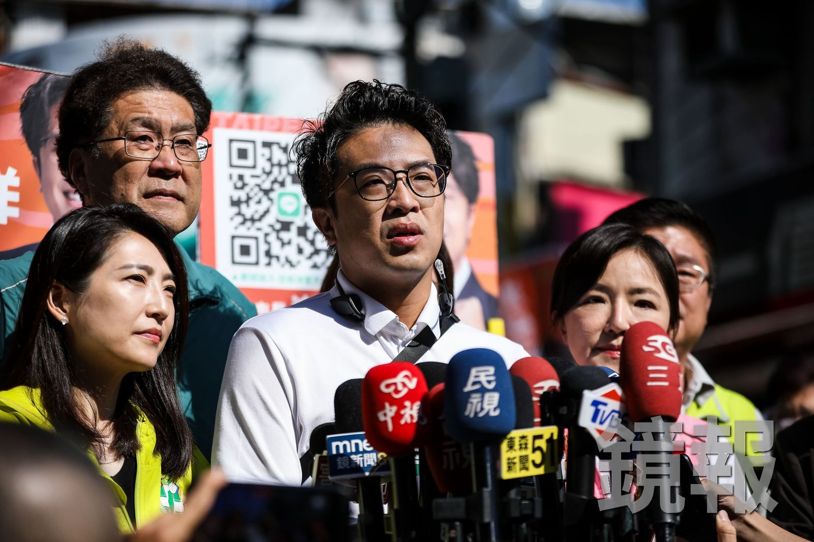 民進黨台北市長參選人沈伯洋上午到北投區自強市場掃街,呼籲蔣萬安陣營把要辦幾場辯論會說清楚。攝影鄒保祥