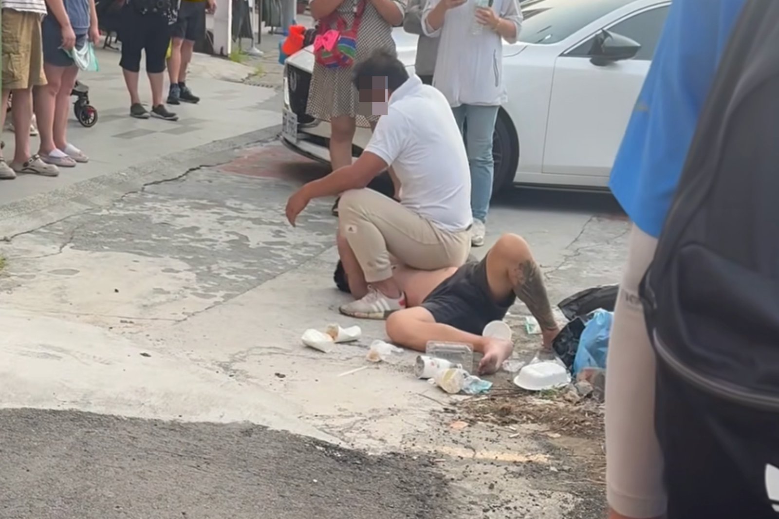 彰化香腳客路邊開打，引起民眾圍觀。圖／翻攝自彰化人大小事臉書