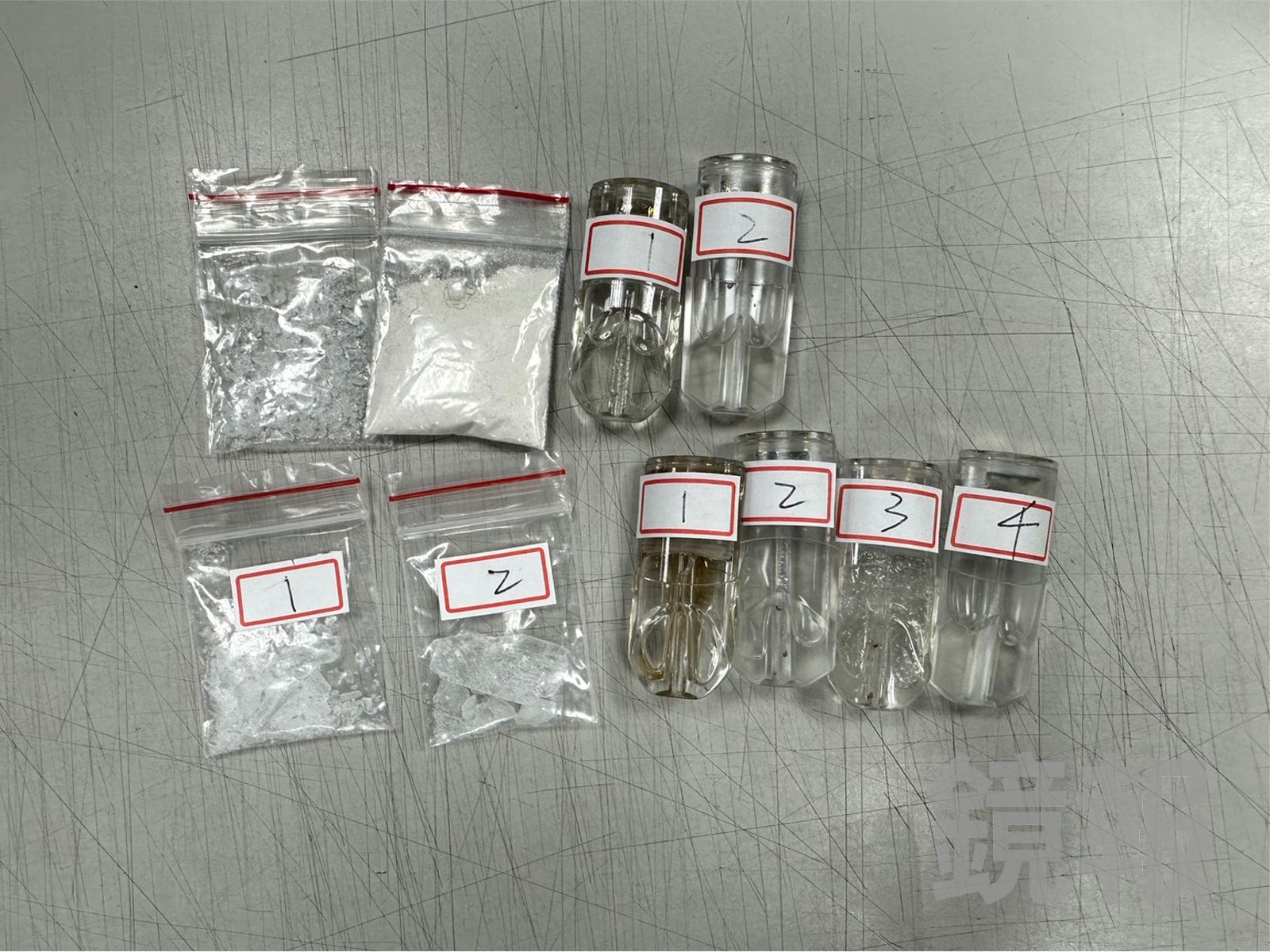 從兩人身上搜出不少毒品。翻攝畫面