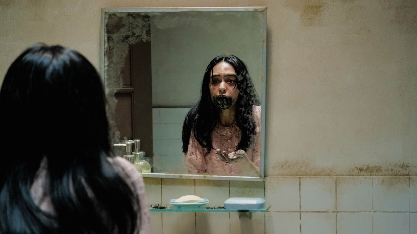 百萬網紅神作改編！《屍咒還魂》揭密爪哇邪術　齋戒40天「僅能吃墳土」