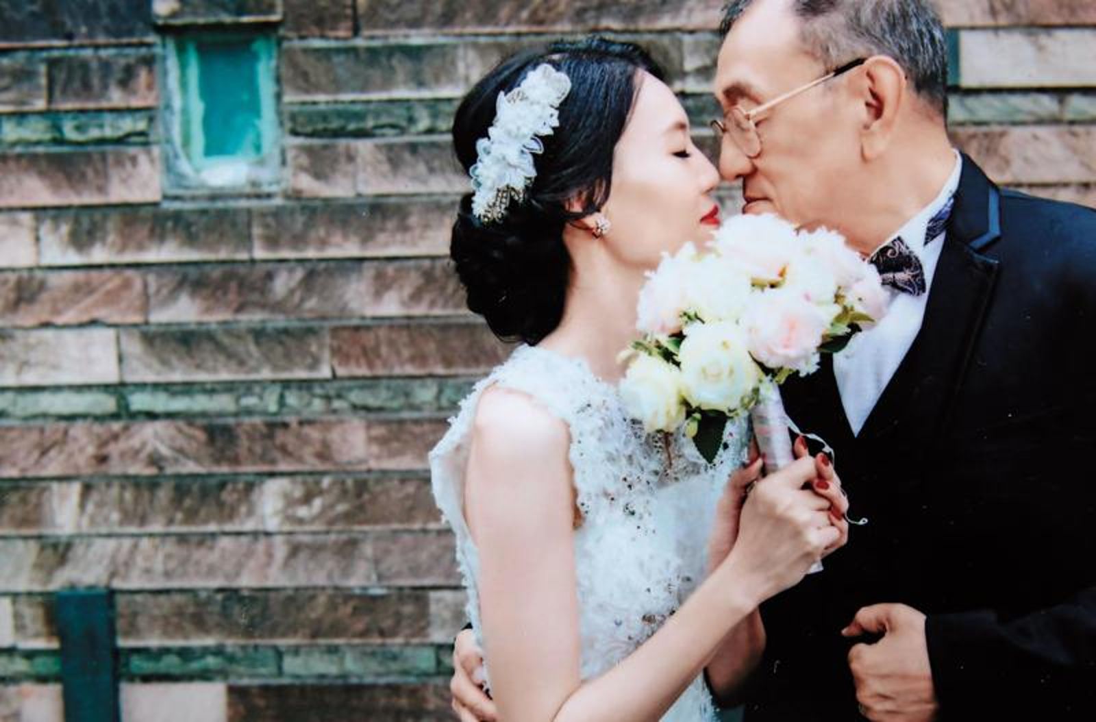 2018年5月18日,討債專家董念台在68歲那年與小他33歲的嫩妻黃逸珊登記結婚,6月30日舉辦婚宴。圖/翻攝鏡週刊