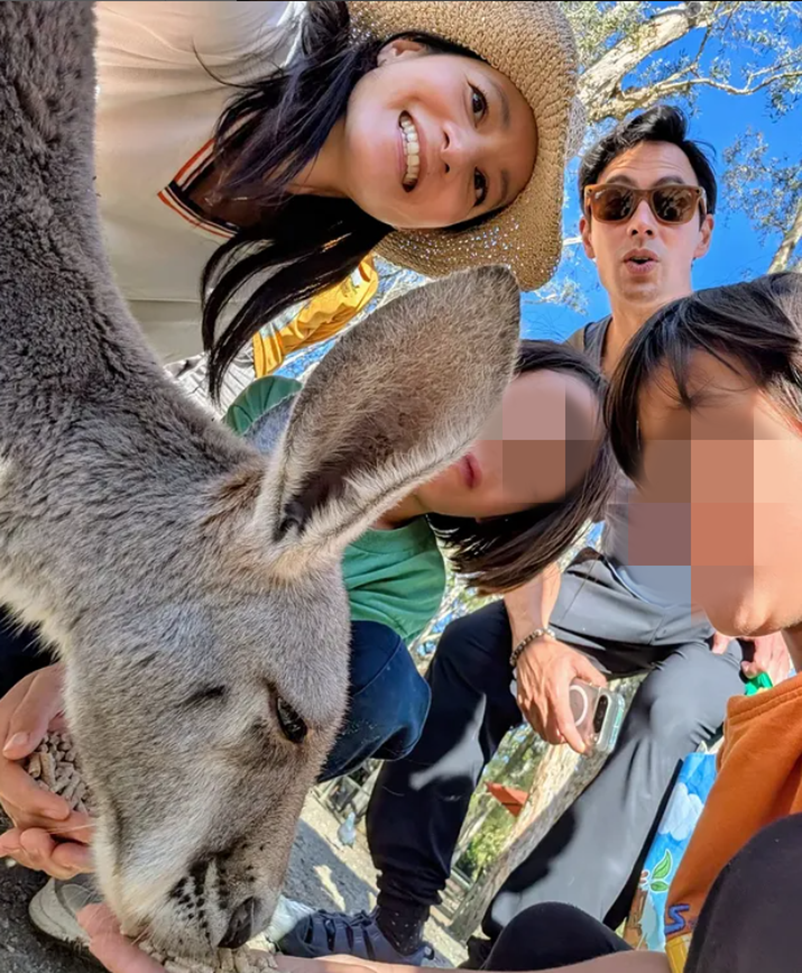 Janet(左上)與老公George(右上)為工作經常往返台美,有時間仍帶兩個兒子四處旅遊。翻攝Janet IG