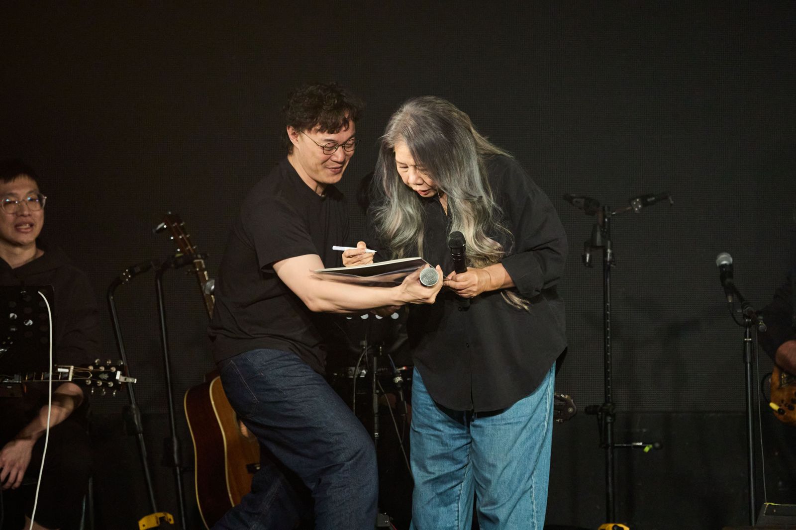 陳奕迅（左）意外現身台北，支持陳小霞開唱。華研國際提供