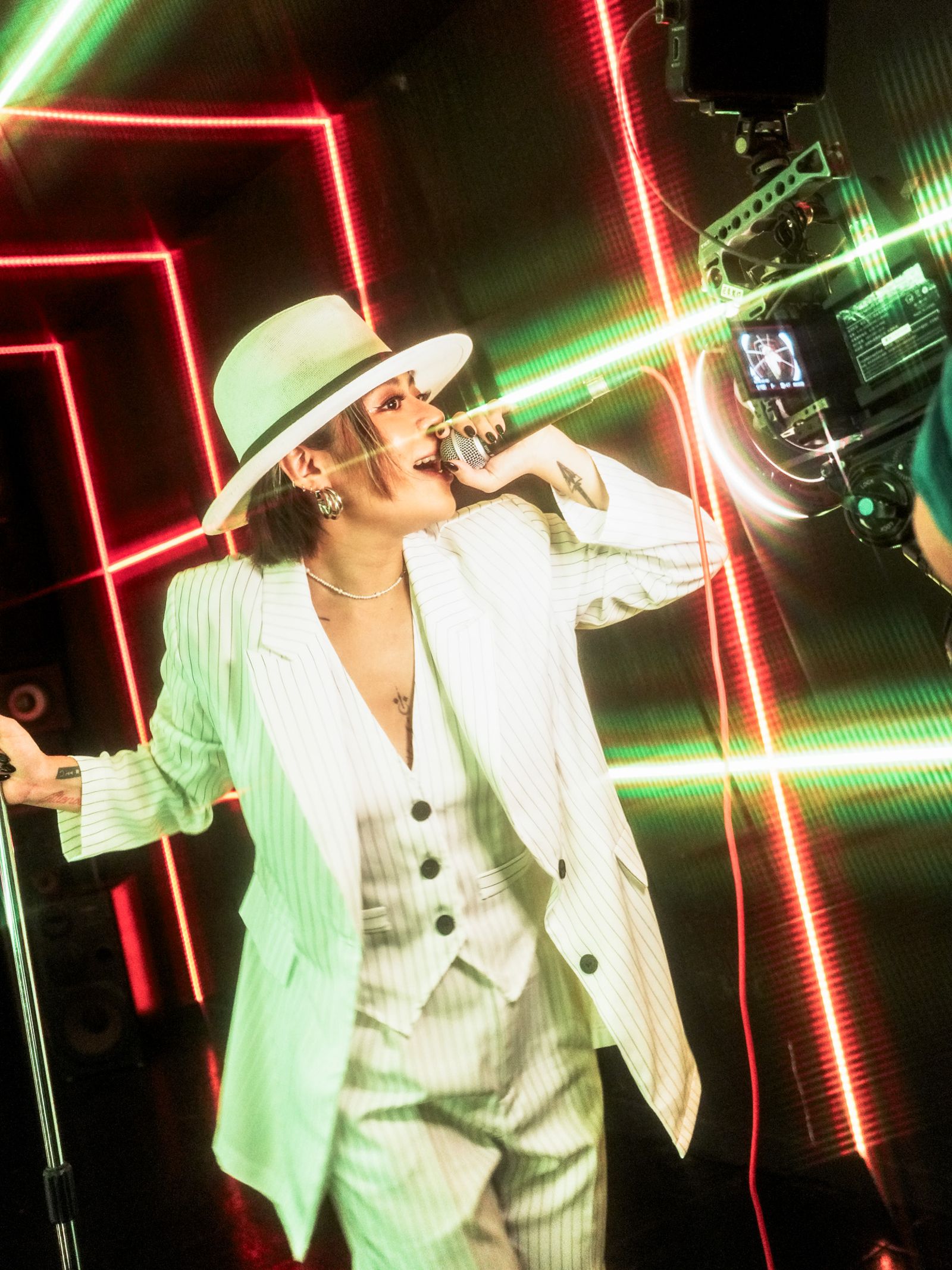 夏沐日前拍攝新歌MV，唱出暈船心聲。Jimmy提供