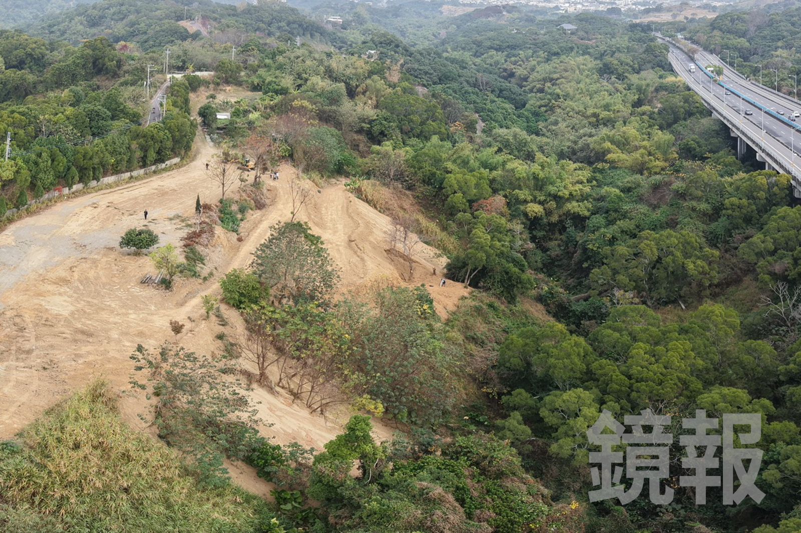 涉案營造公司承攬台中生活圈快速道路隧道工程，明知開挖土方夾雜骨灰甕、墓碑與廢棄物，仍刻意虛報為一般土方。雲林地檢署提供