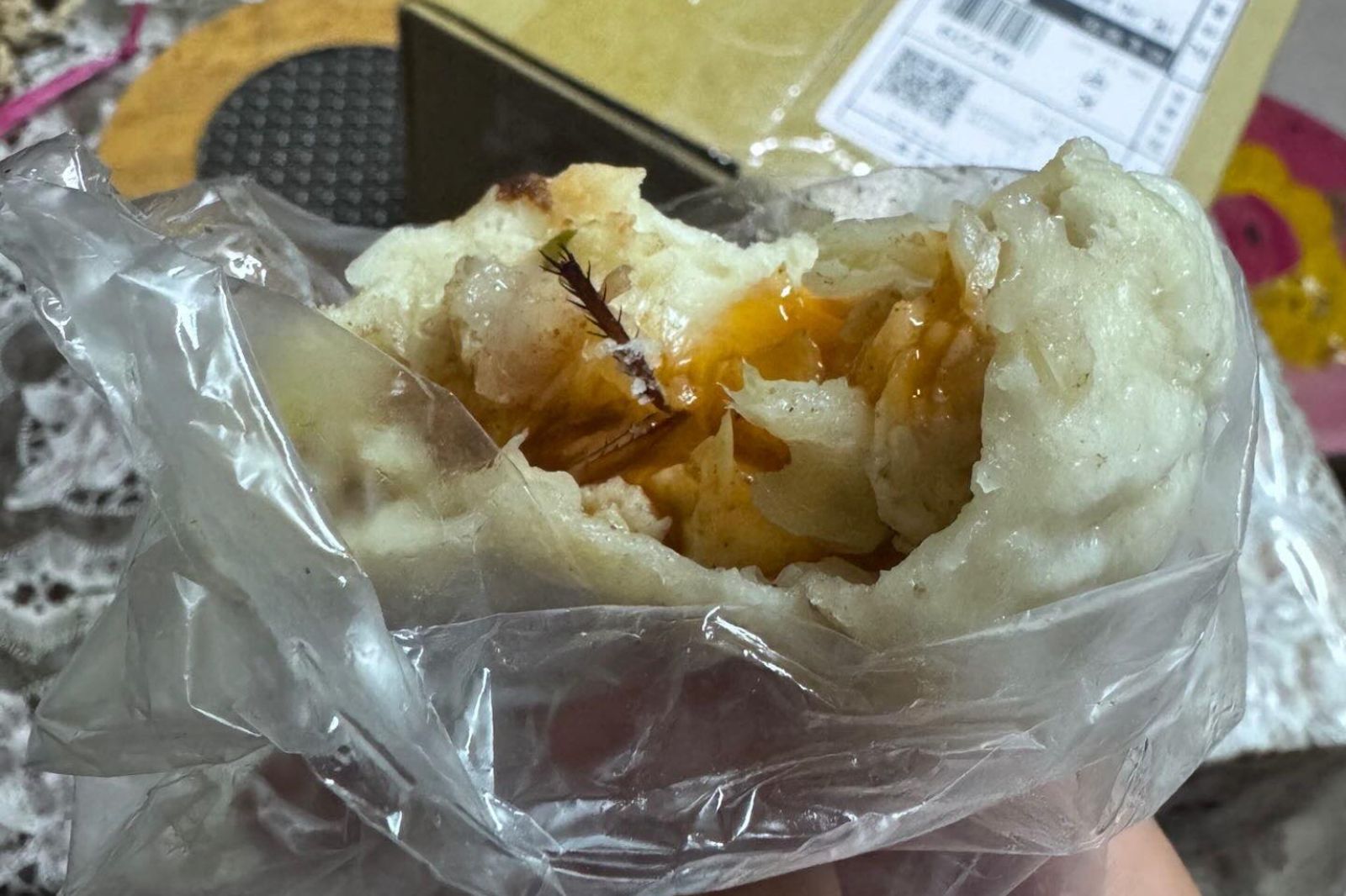 水煎包裡竟有蟑螂腳！圖／翻攝Threads@192_zongen