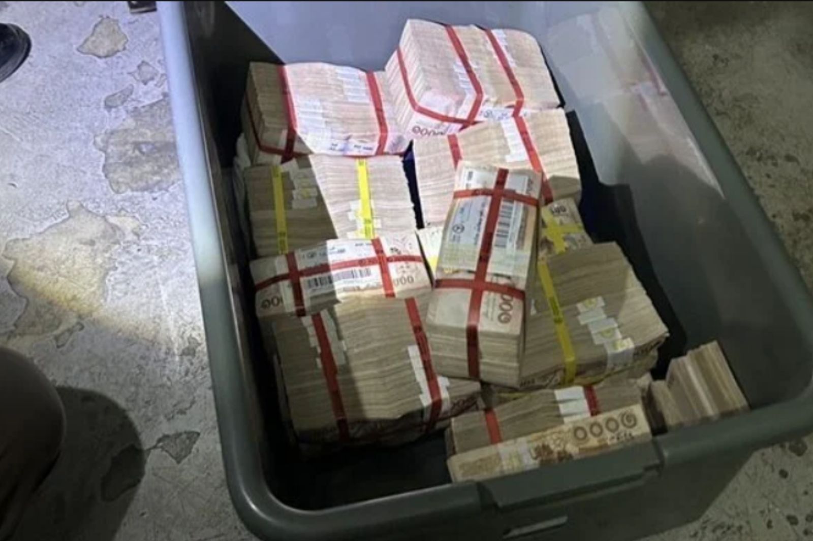 老婦到垃圾場撿回收!打開「完整塑膠箱」 驚見1200萬現金