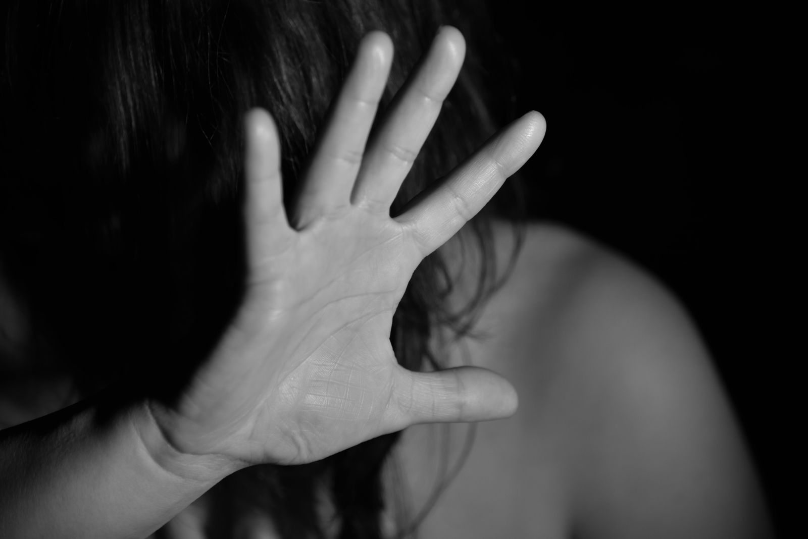 50歲男星涉家暴被捕!女方指控遭「勒到無法呼吸」 律師否認:她動機不明