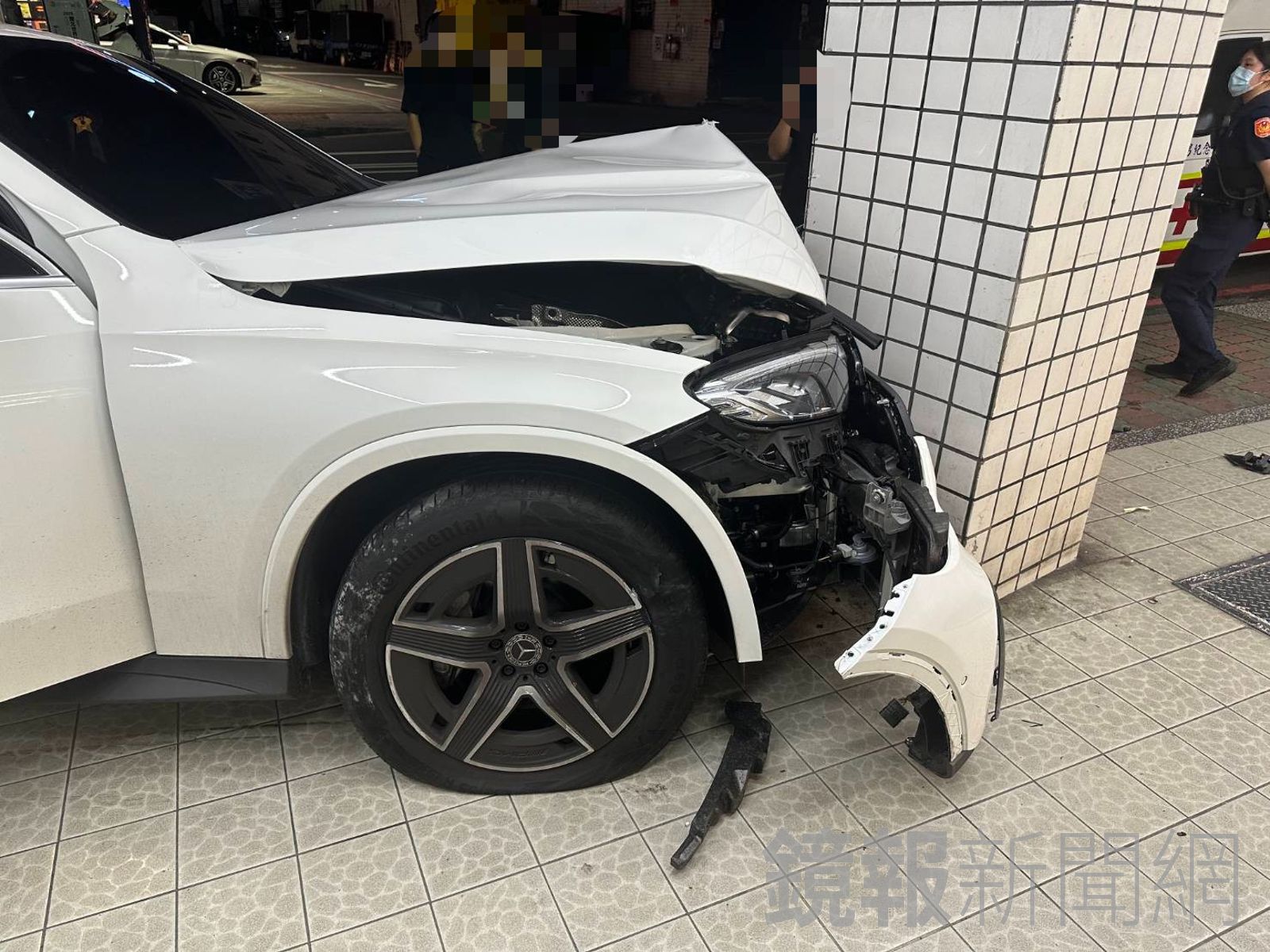 賓士車頭撞擊柱子嚴重凹陷。警方提供