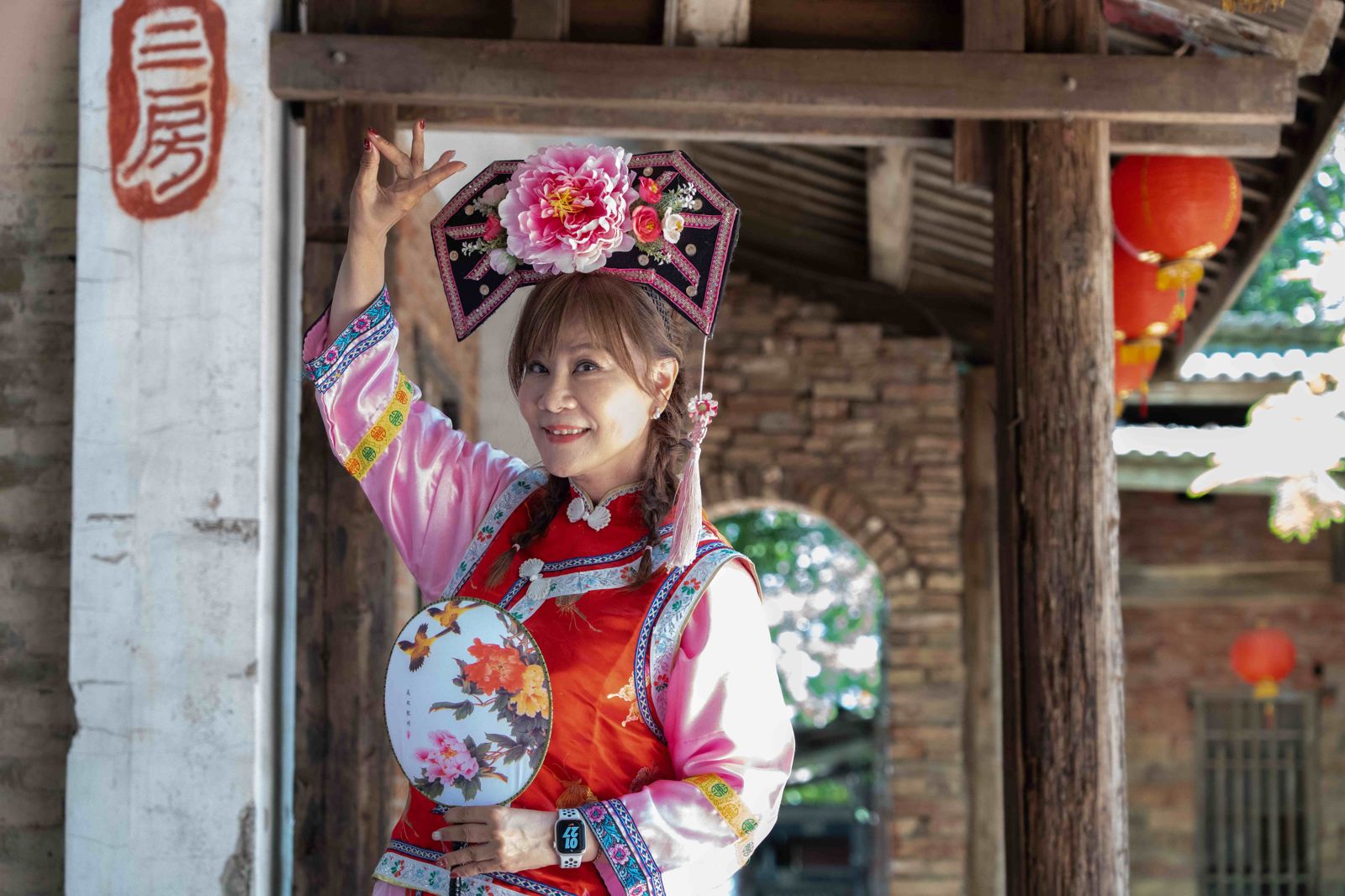 龍千玉透露20歲唱酬微薄，盼買雙玻璃鞋在歌壇發光發熱。東森綜合台提供