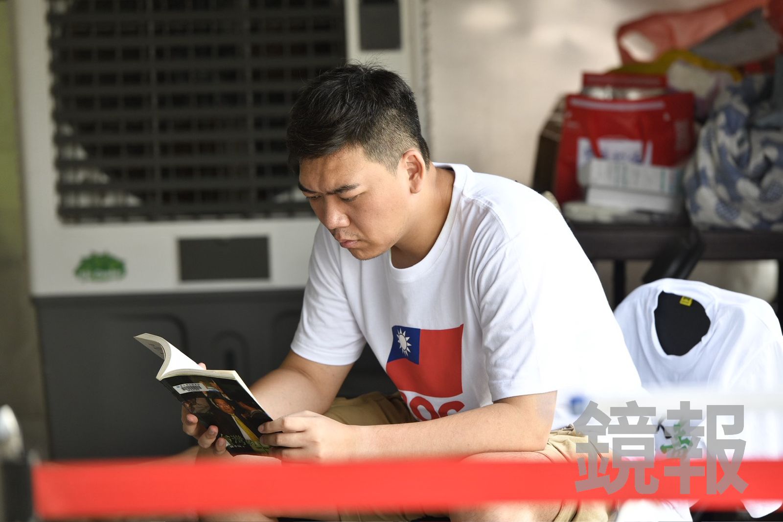 藍營絕食小雞認真念書! 賴苡任讀陳水扁《台灣的十字架》