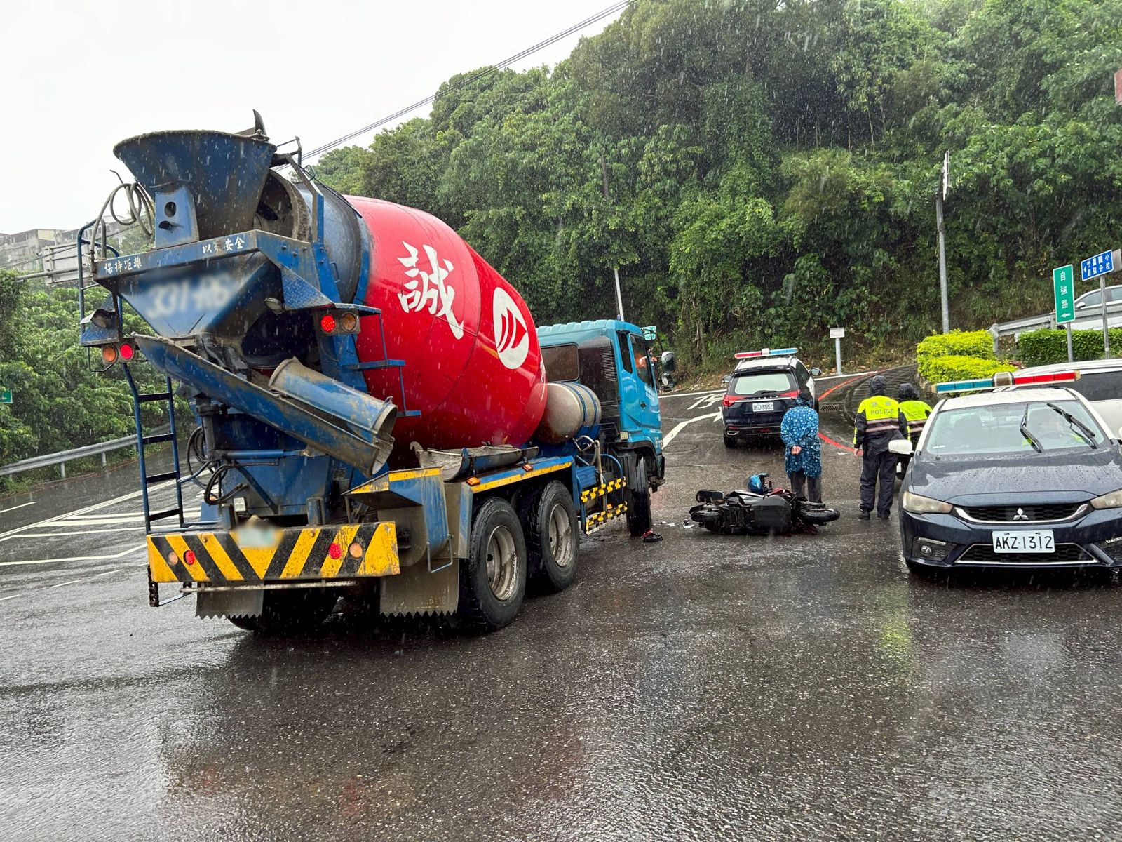 有片／驚悚！淡水機車自摔　連人帶車滾水泥車底
