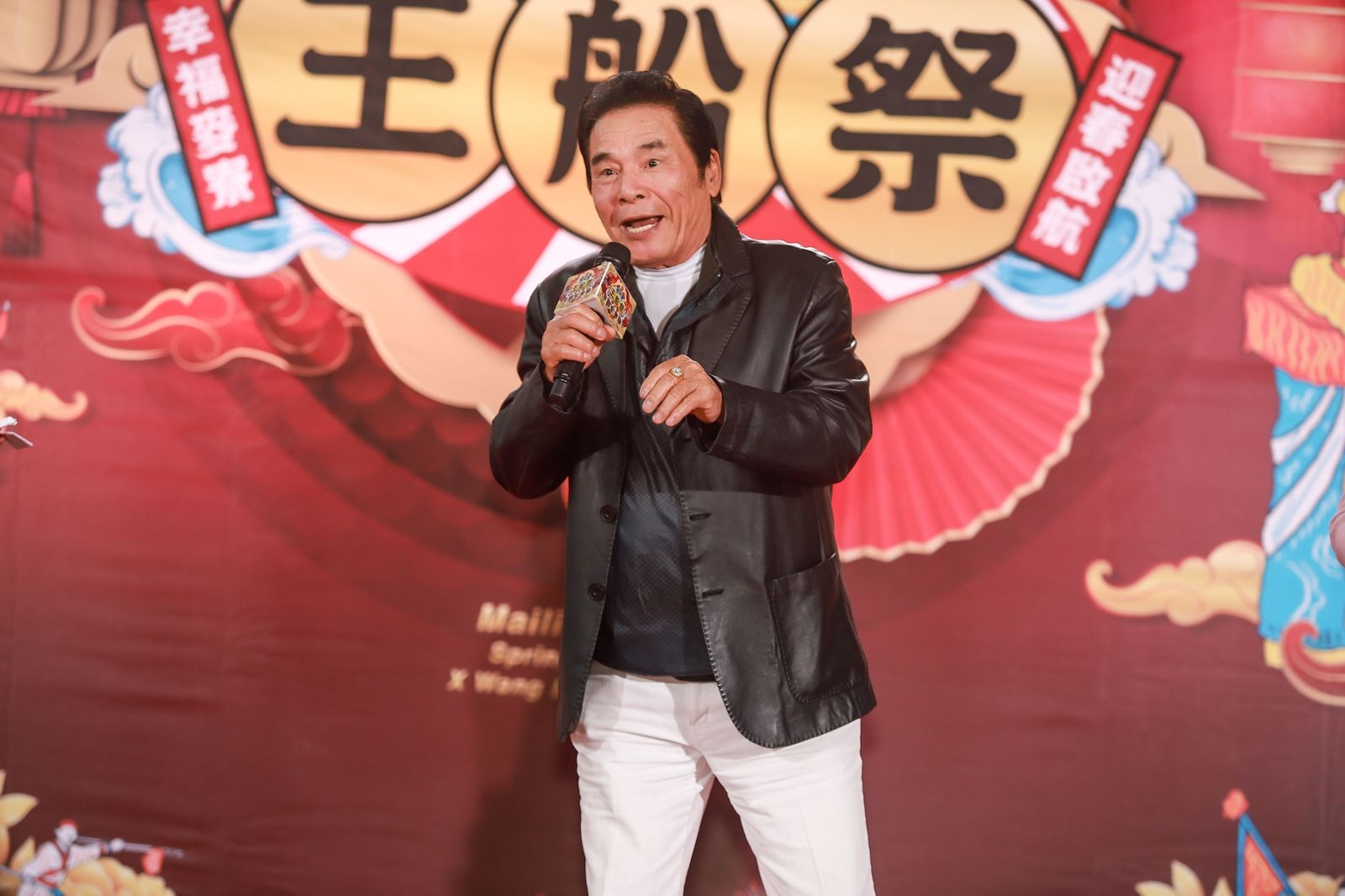 78歲雷洪開刀5小時病房照曝光！50字報平安：還能自己開車回診　小15歲妻陪在身旁照顧努力復健