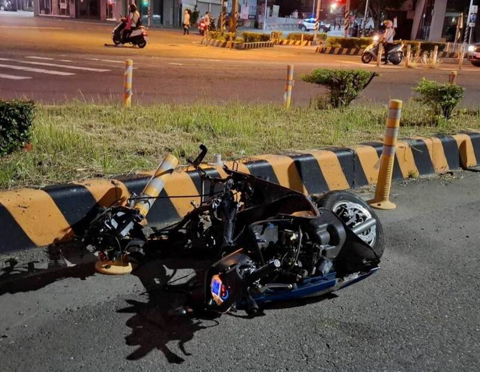 64歲吳姓機車騎士的機車全毀。讀者提供