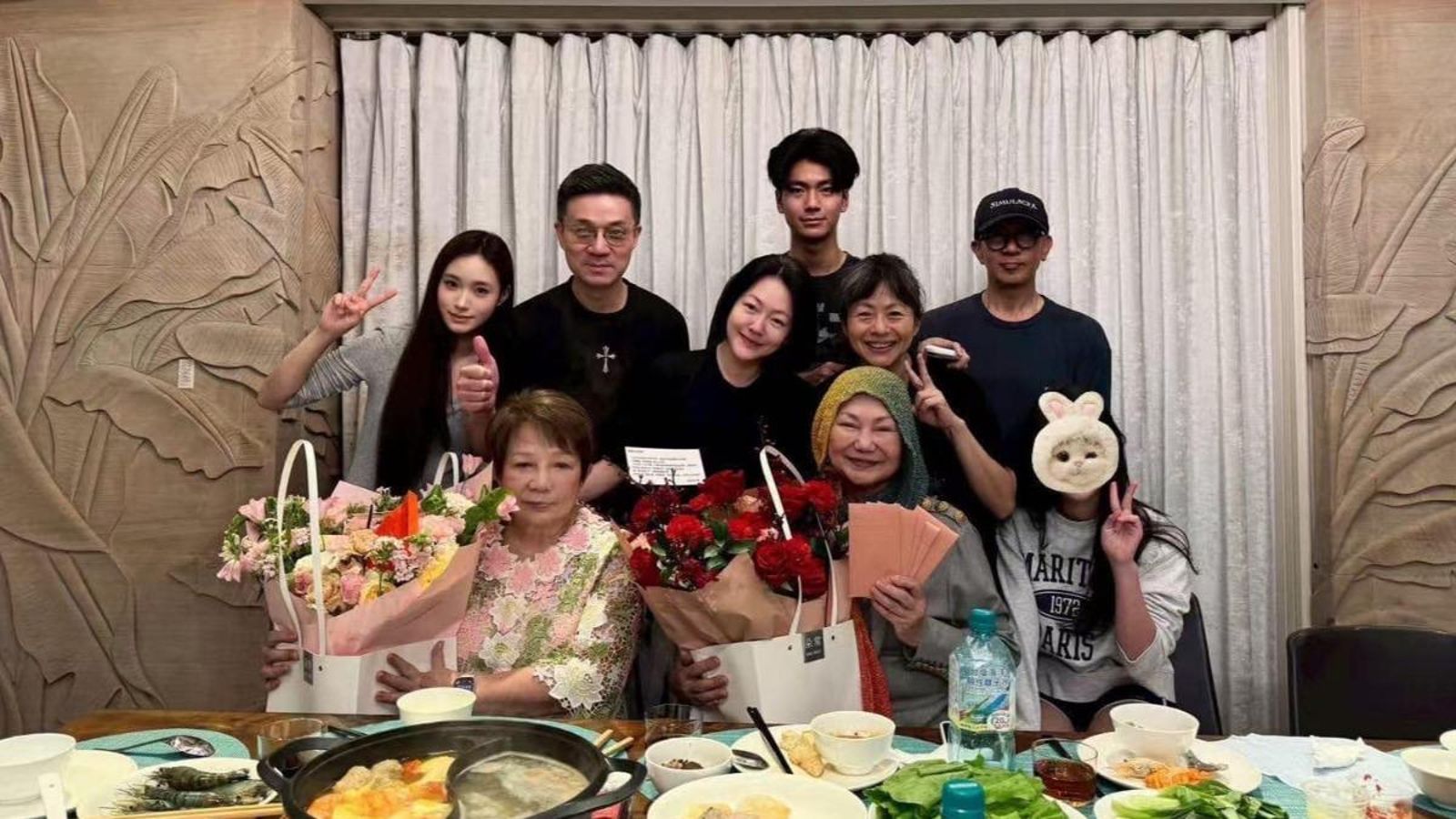 S媽一家人日前齊聚慶祝母親節。翻攝黃春梅臉書