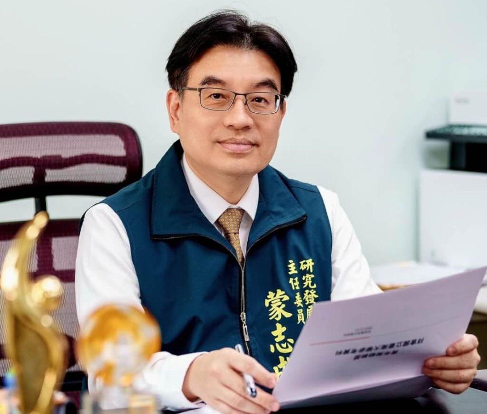 高官夫婦A公款6.2萬！ 爽吃漢來海港報公帳　連國小作業簿都想拗公帑