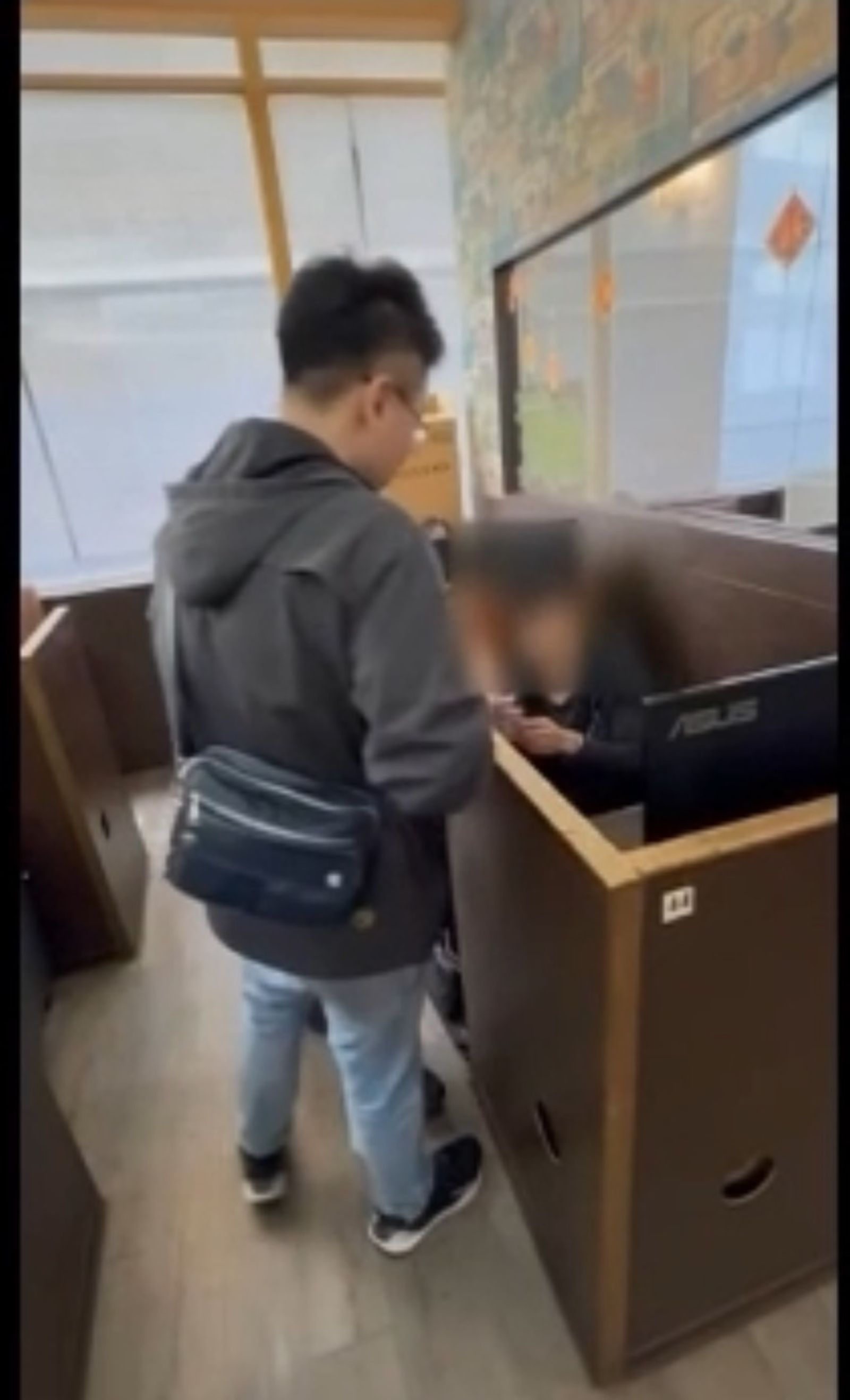 張男在桃園網咖落網。翻攝畫面