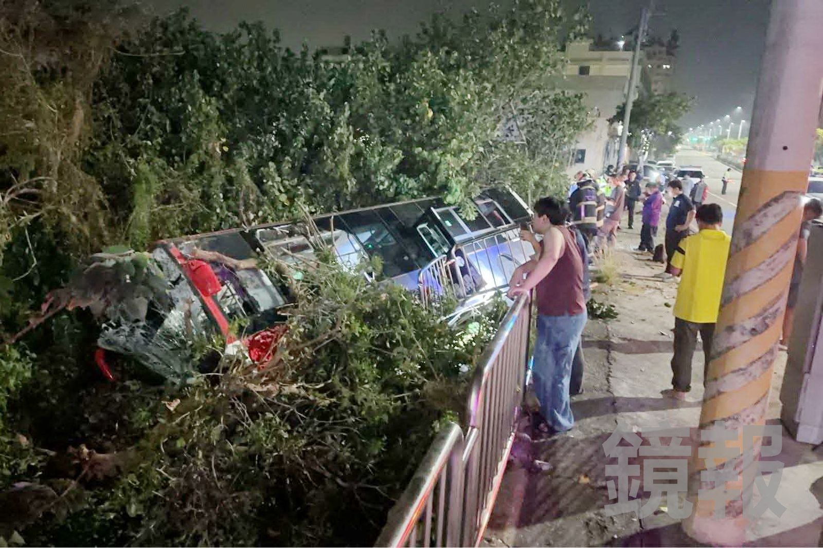 台中公車深夜衝落邊坡！司機乘客自行脫困2輕傷　酒測值0肇因曝光