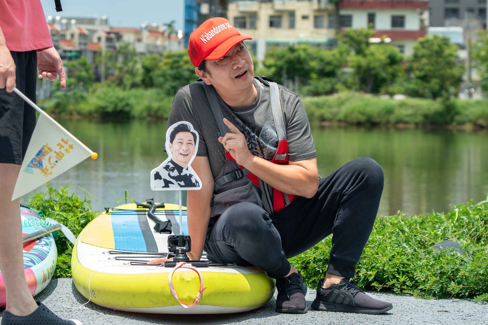 九孔玩SUP立槳水上活動，奮力奪旗卻慘遭落水。東森綜合台提供