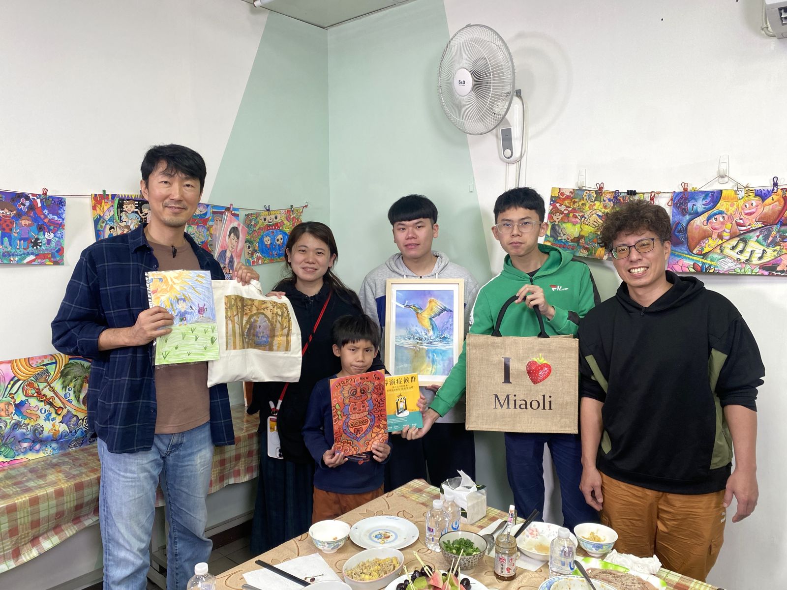 《誰來晚餐16》馬大元（左） 拜訪患有嗜睡症的鈞全與他的家人。公視提供