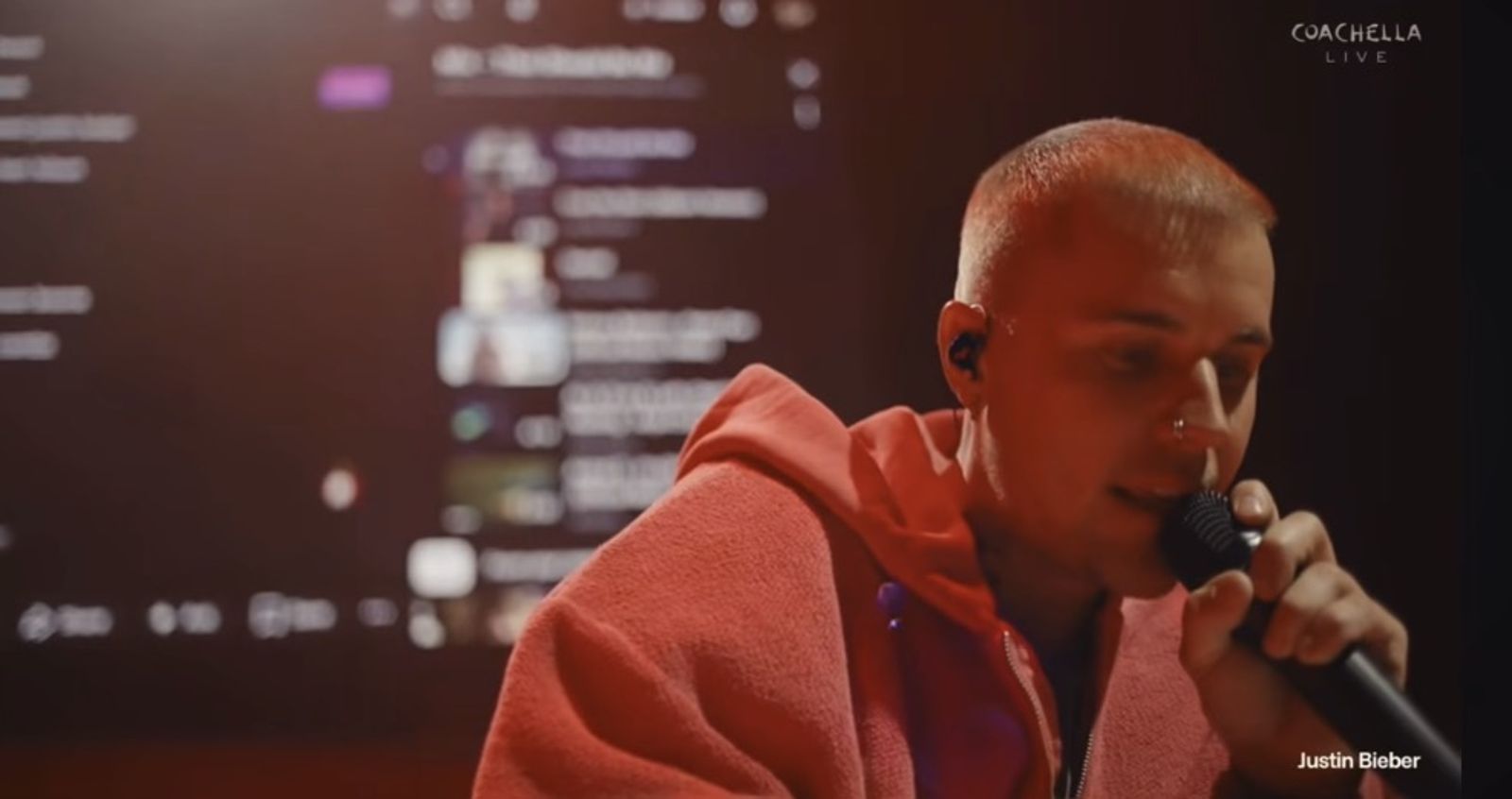 科切拉最強回憶殺！小賈斯汀「筆電放YouTube」對唱16年前自己　天后台下緊張碎念：別放廣告