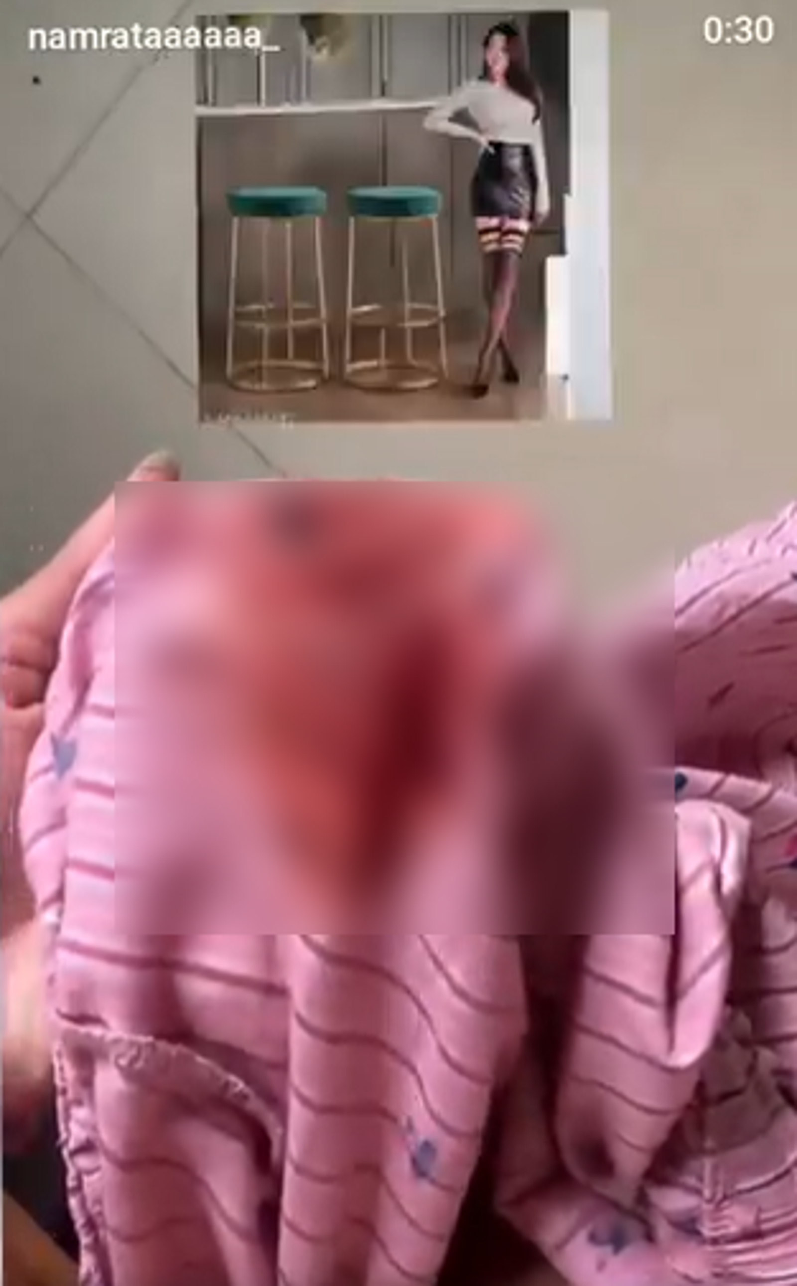 賈雅也出示影像，自己的褲子染了一片鮮紅色的血。圖／翻自X @padhleyaarpinka