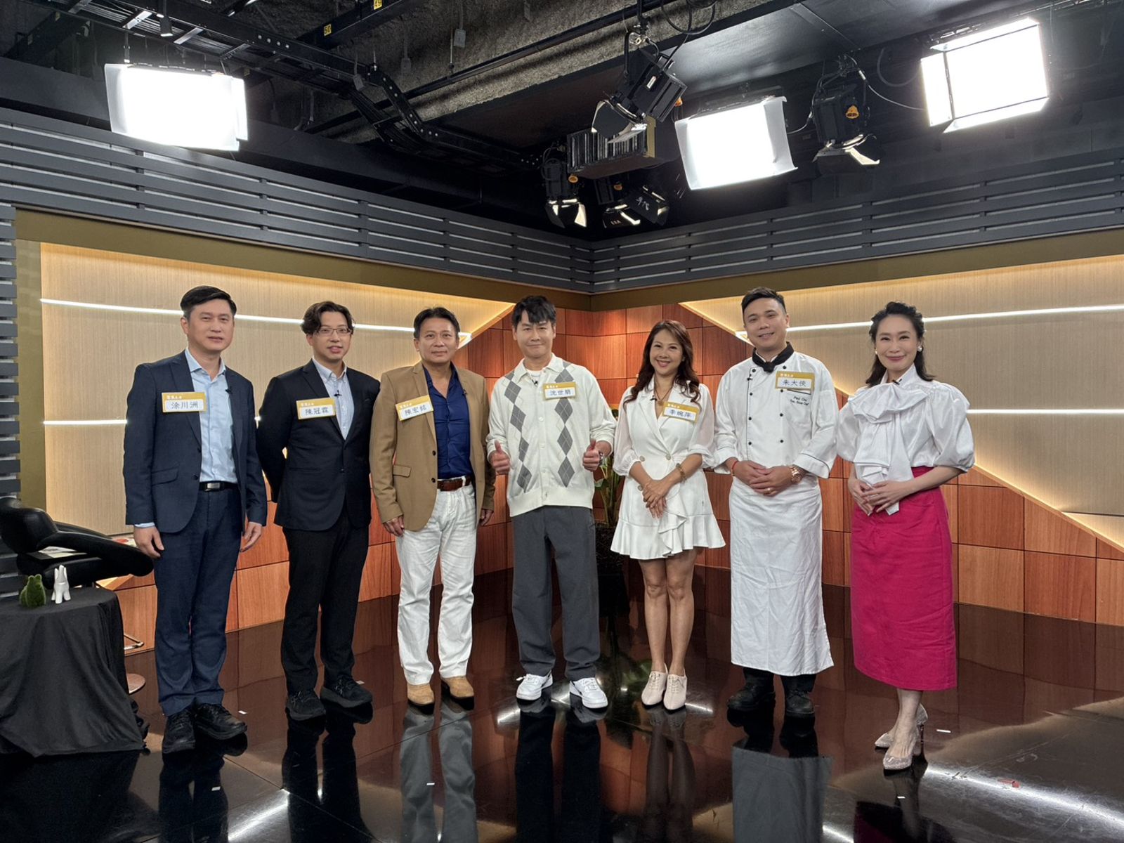 沈世朋在《聚焦2.0》分享家中有肺癌史，涂川洲副院長建議應定期健檢。年代提供