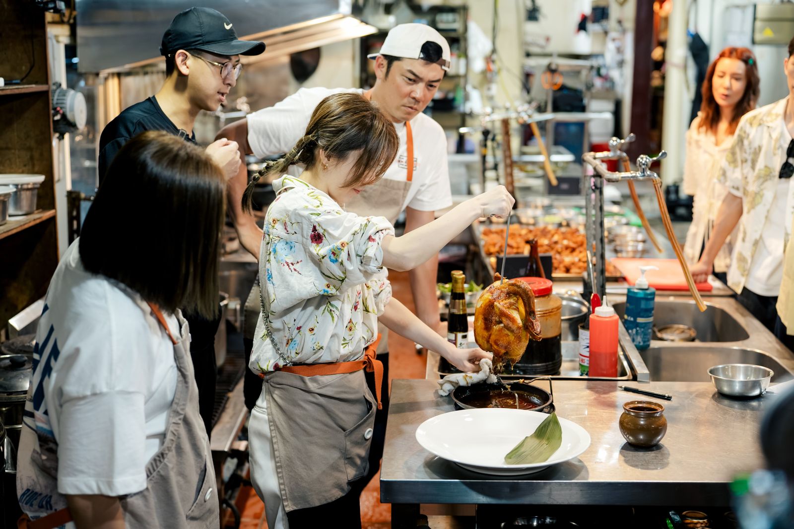 白安（左1）與「雞」非常有緣。好看娛樂提供