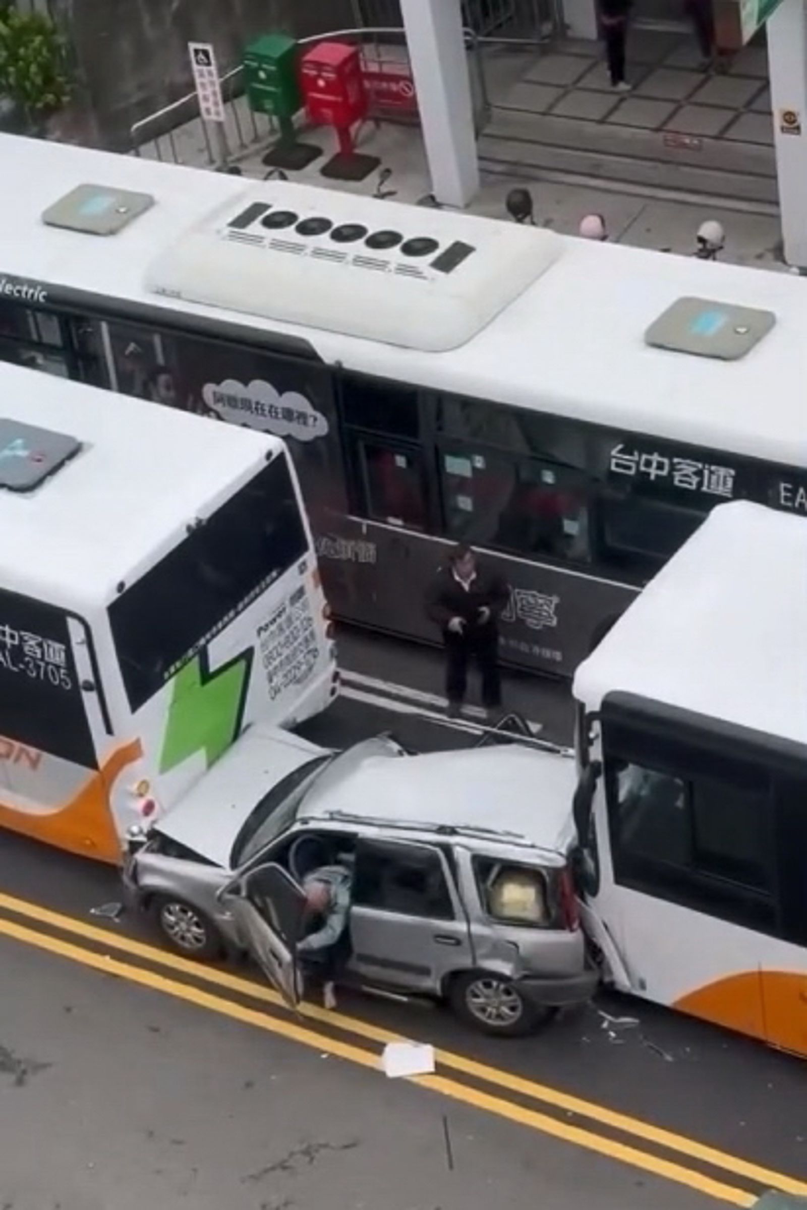 轎車駕駛及時脫困,只受到輕傷。民眾提供