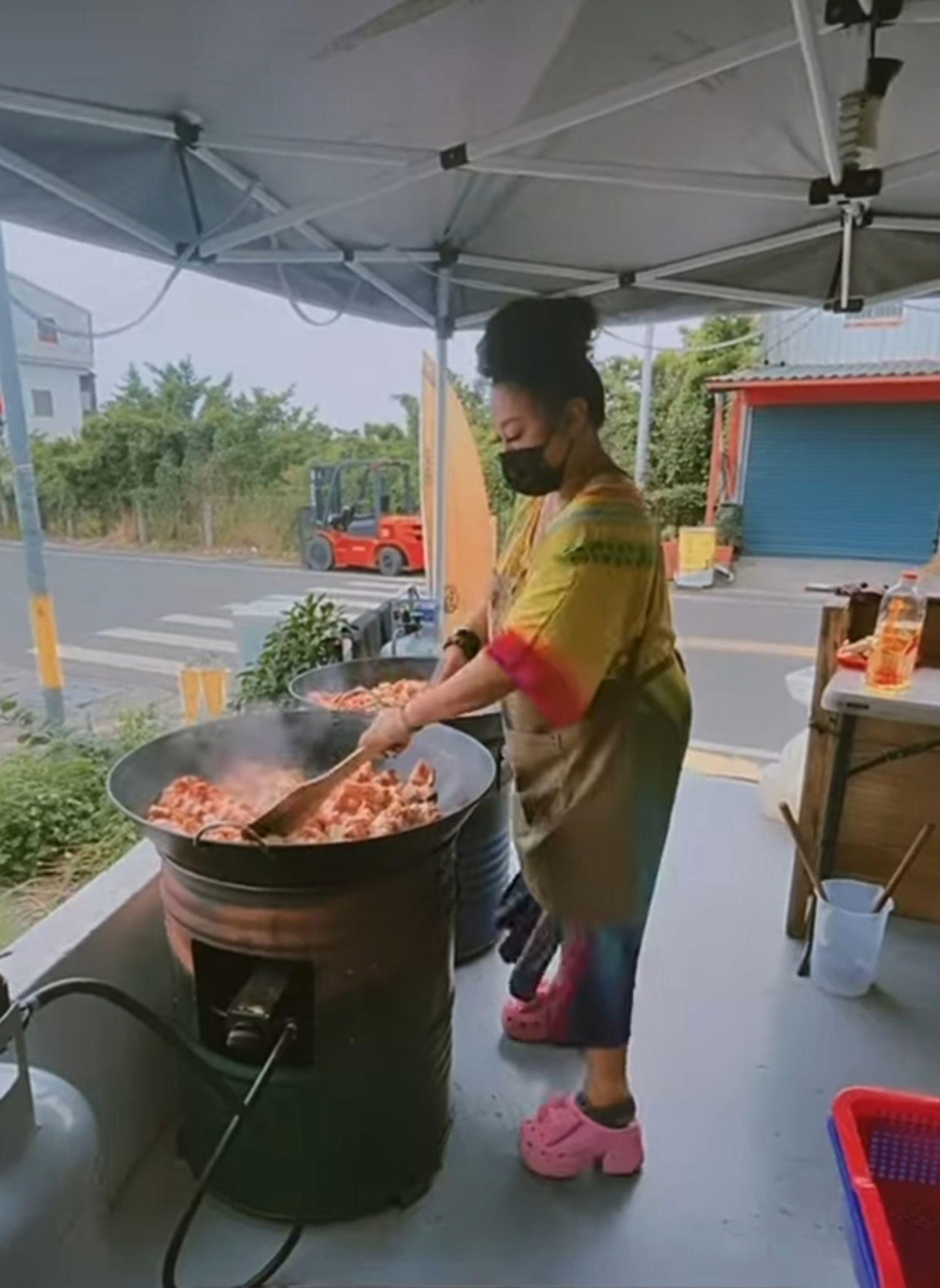 紀曉君賣力烹調擺攤用的大鍋食材。翻攝紀曉君IG