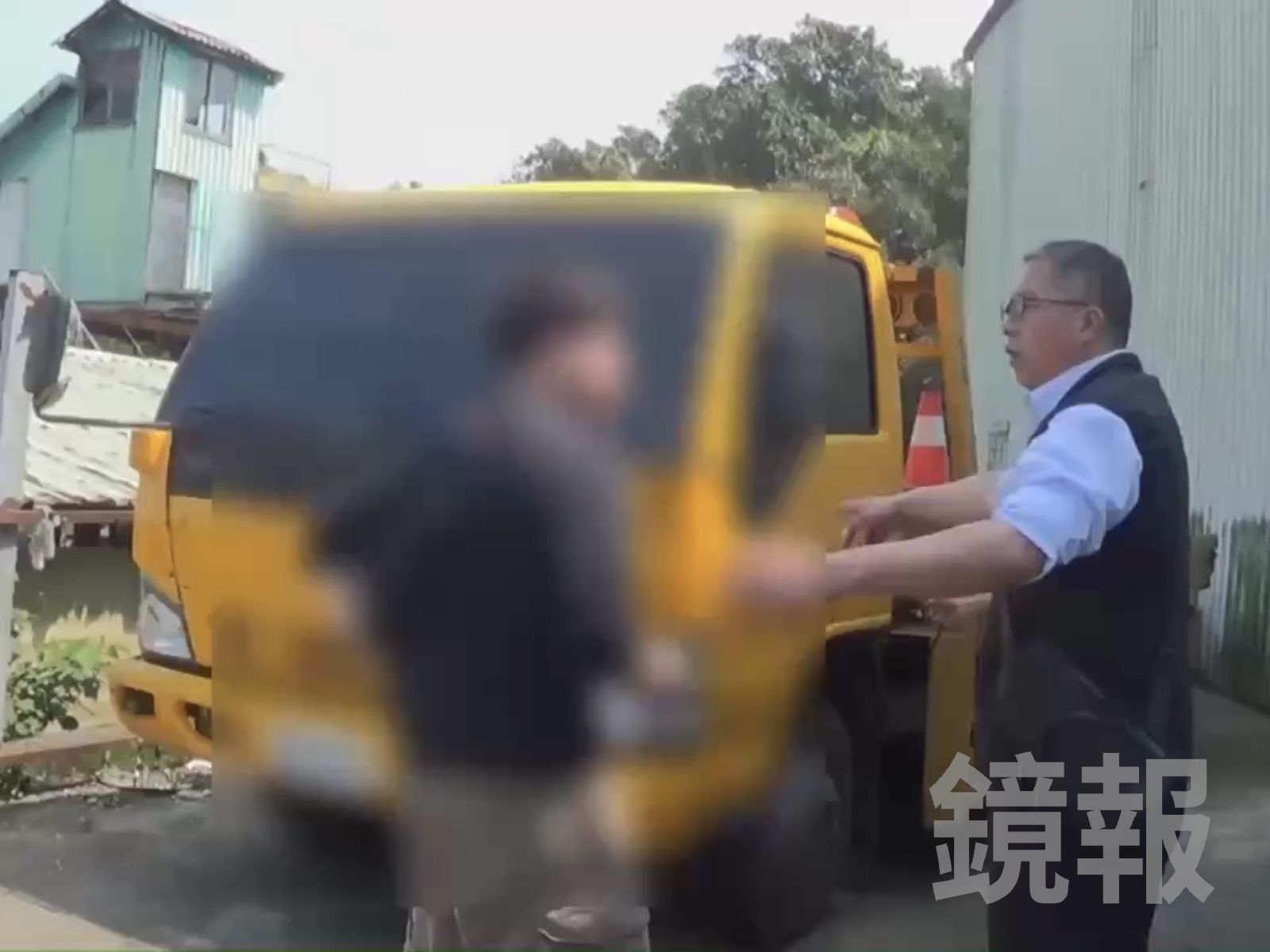 警方帶著主嫌在公司周邊找到做案用拖吊車。翻攝畫面