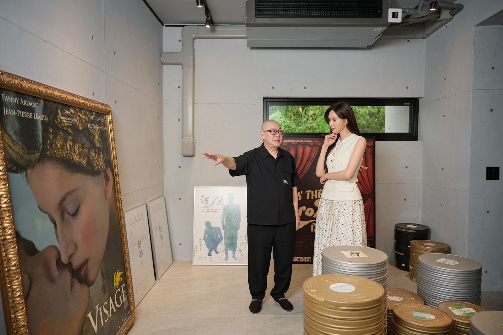 蔡明亮(左)為林志玲介紹展區。空氣美學事務所提供